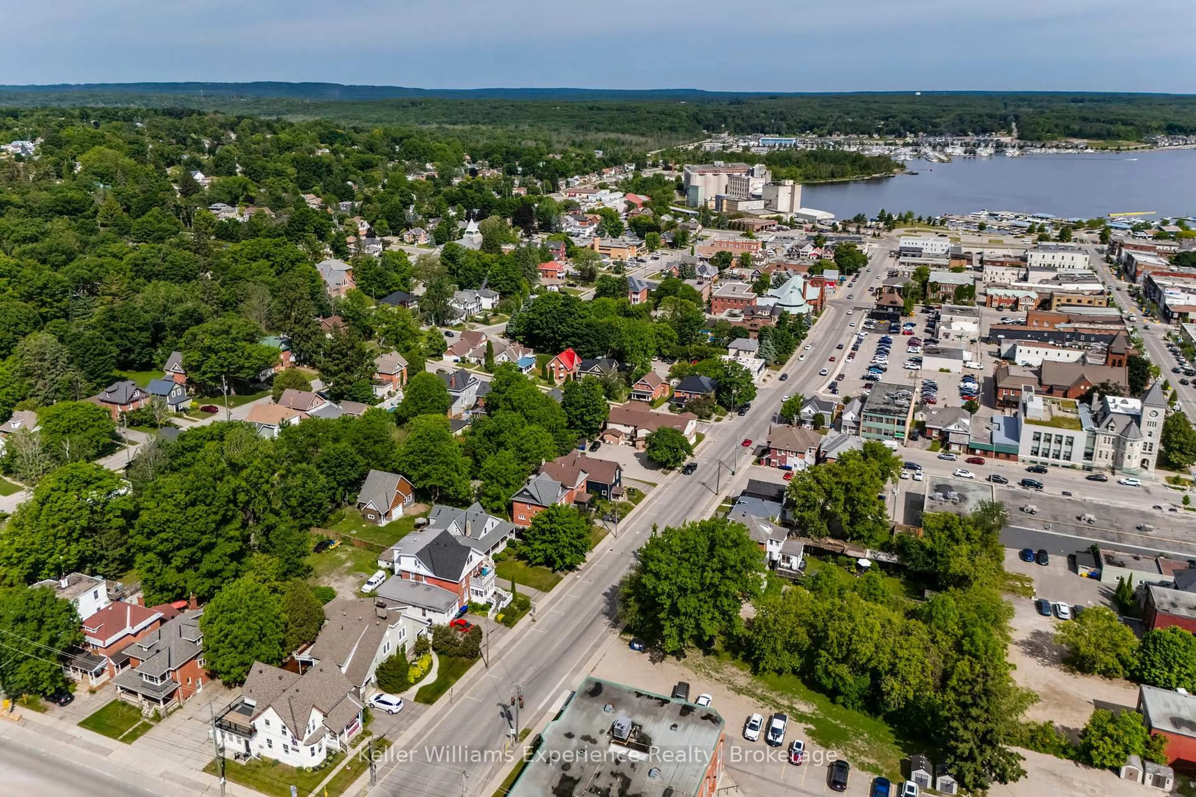 A pic from outside/outdoor area/front of a property/back of a property/a pic from drone, street for 344 First St, Midland Ontario L4R 3P2