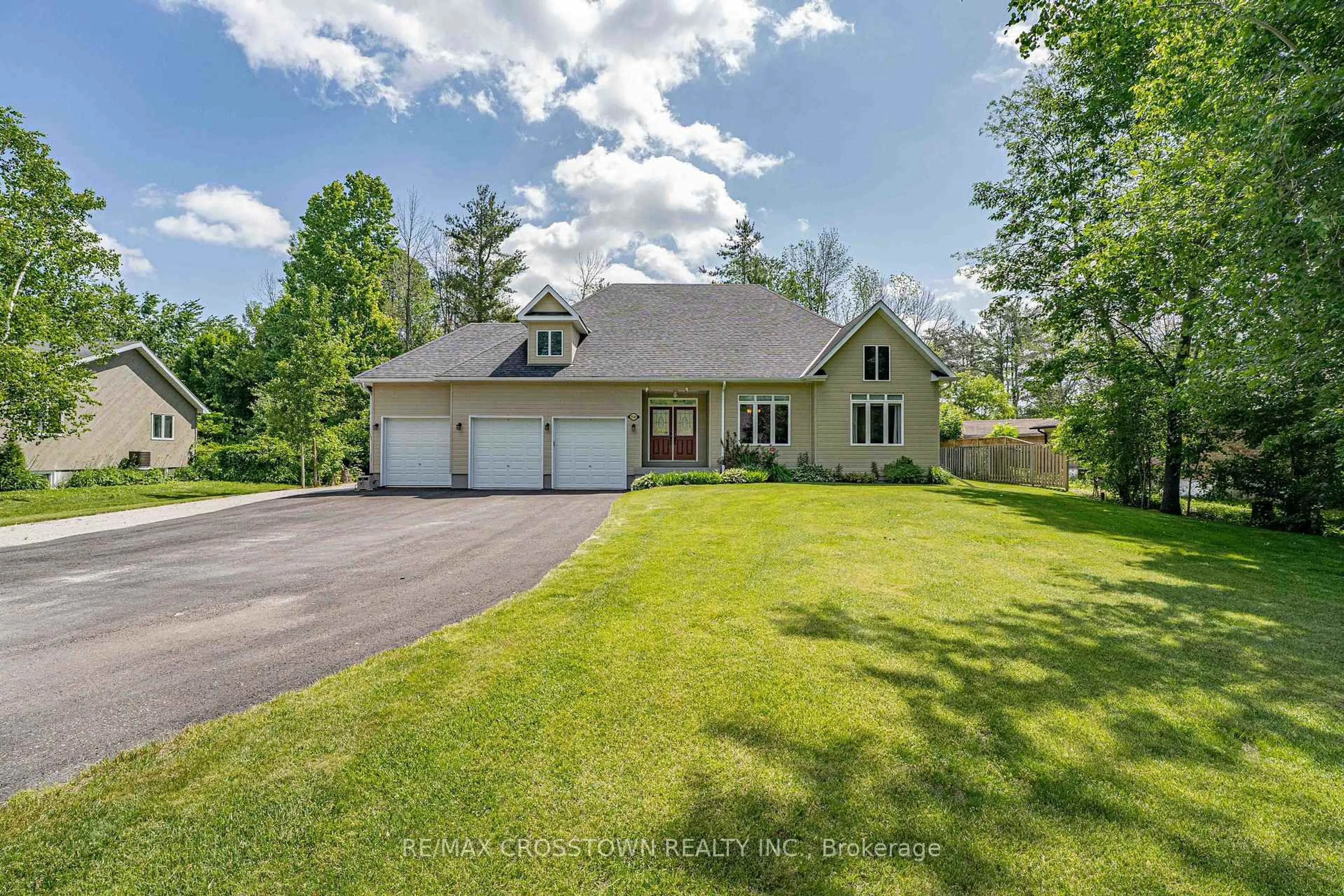A pic from outside/outdoor area/front of a property/back of a property/a pic from drone, unknown for 3545 Timberline Ave, Severn Ontario L3V 0V8