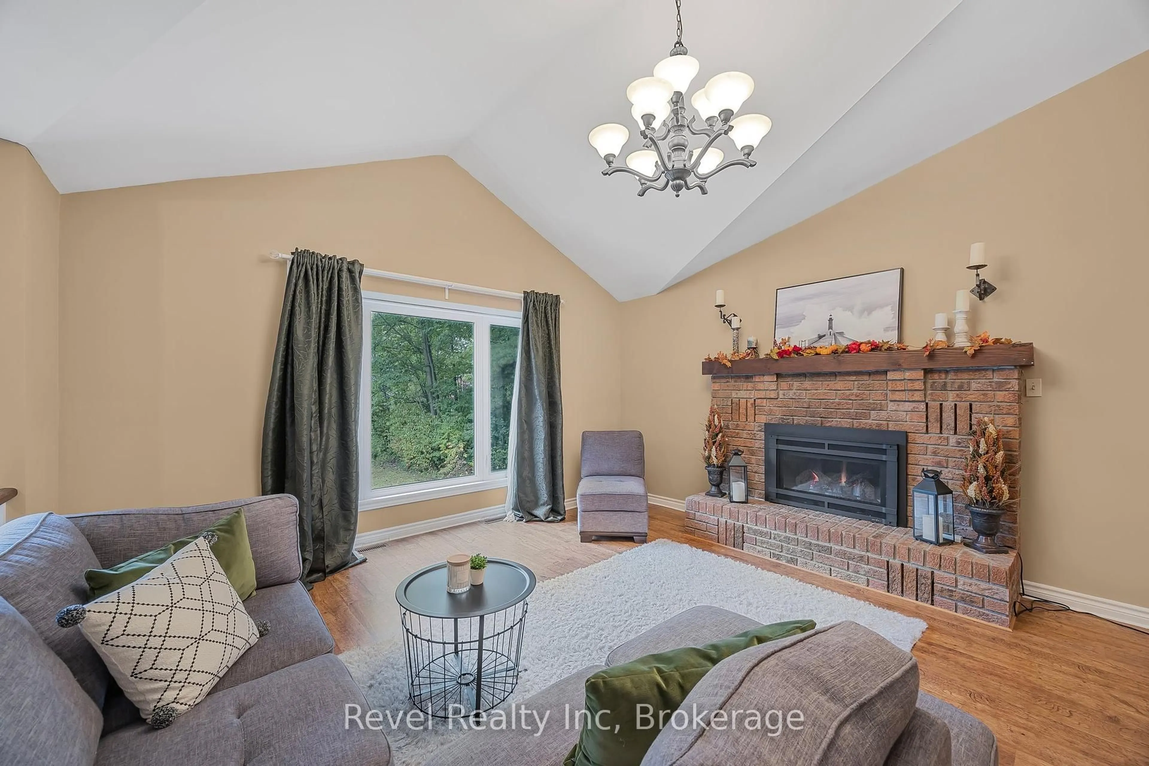 Living room with furniture, wood/laminate floor for 49 BIRCHWOOD Tr, Wasaga Beach Ontario L9Z 1B1