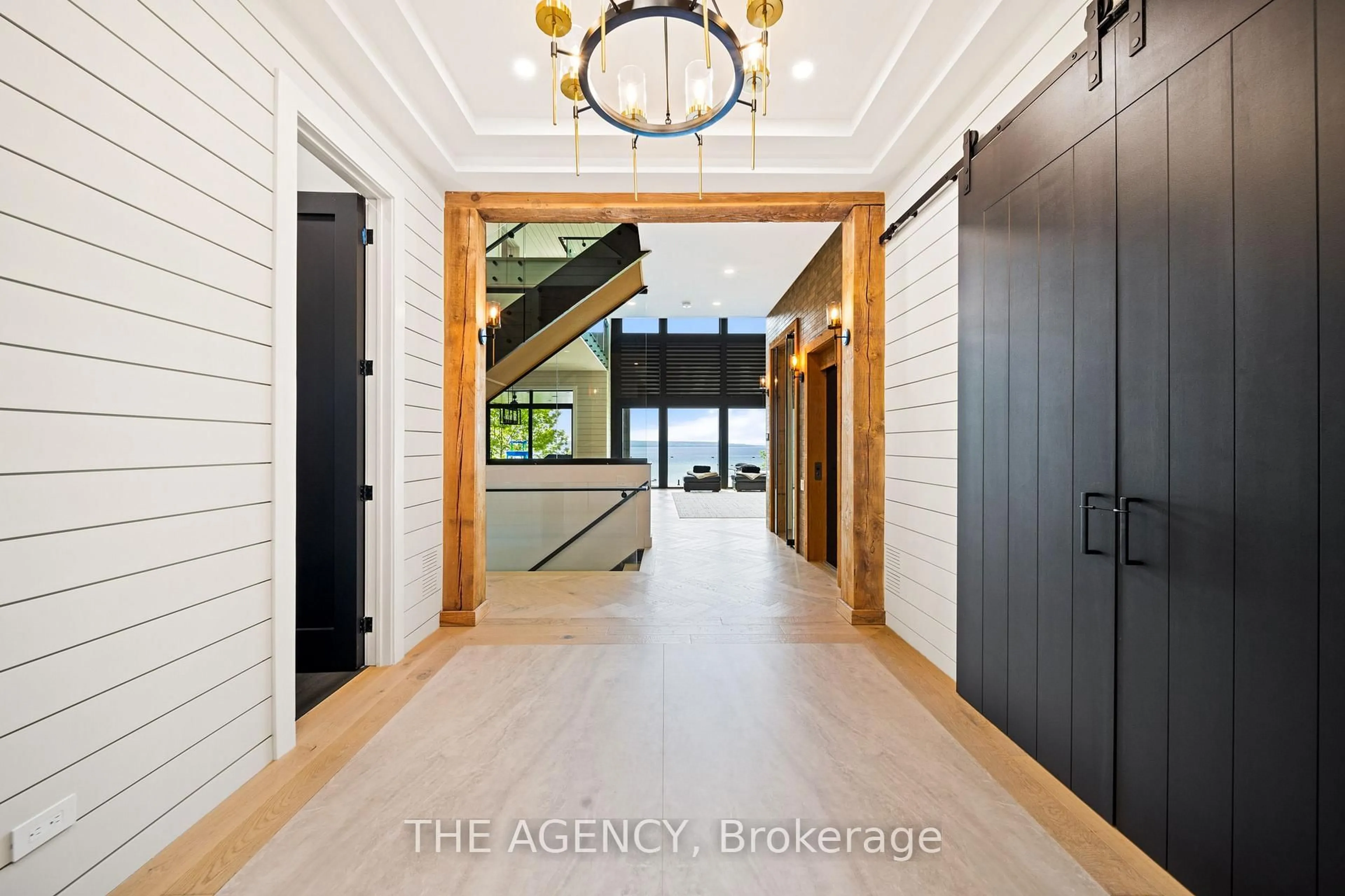 Indoor entryway for 462 Silver Birch Dr, Tiny Ontario L9M 0M5