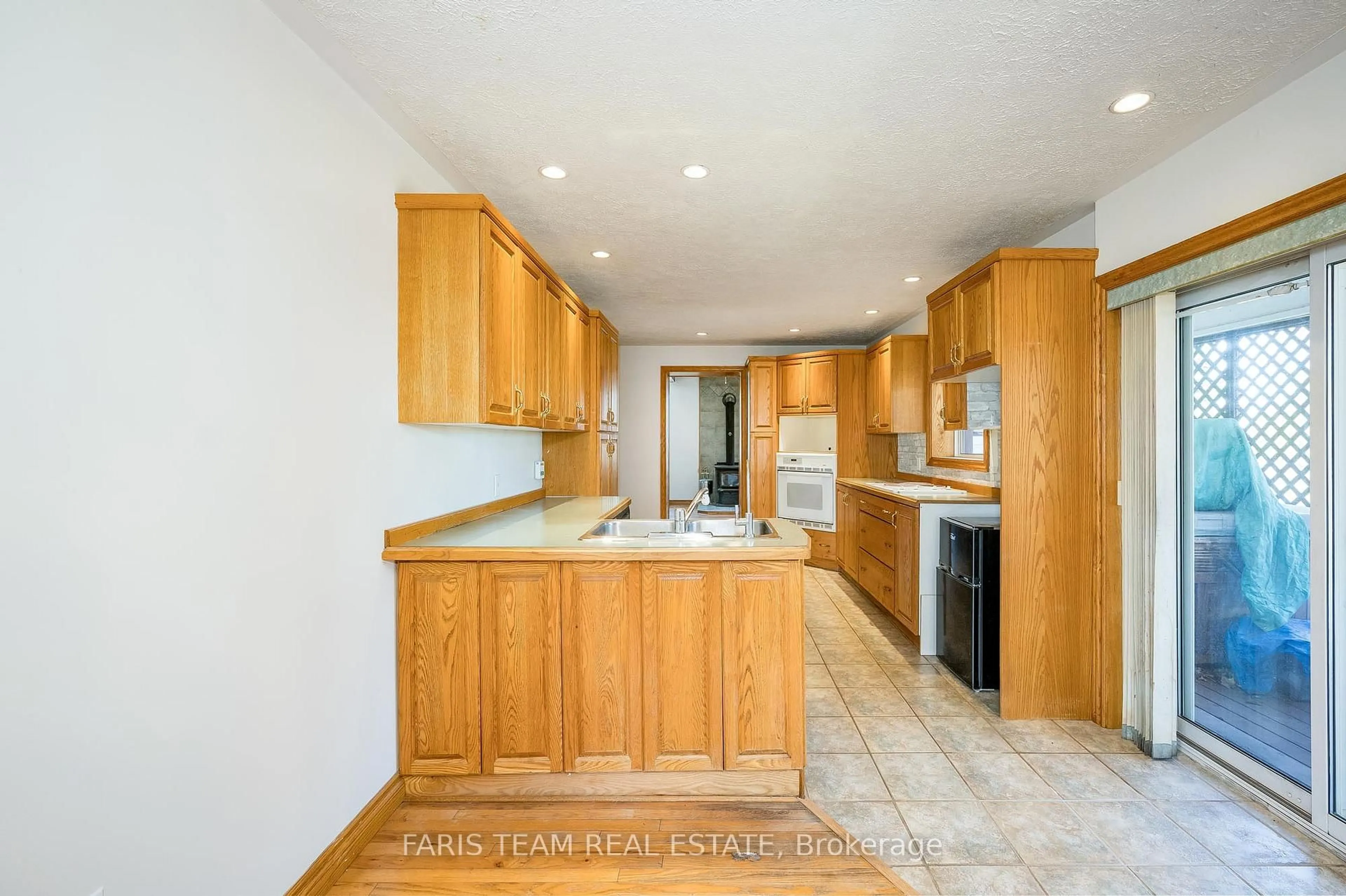 Standard kitchen, unknown for 326 Lafontaine Rd, Tiny Ontario L9M 0H1