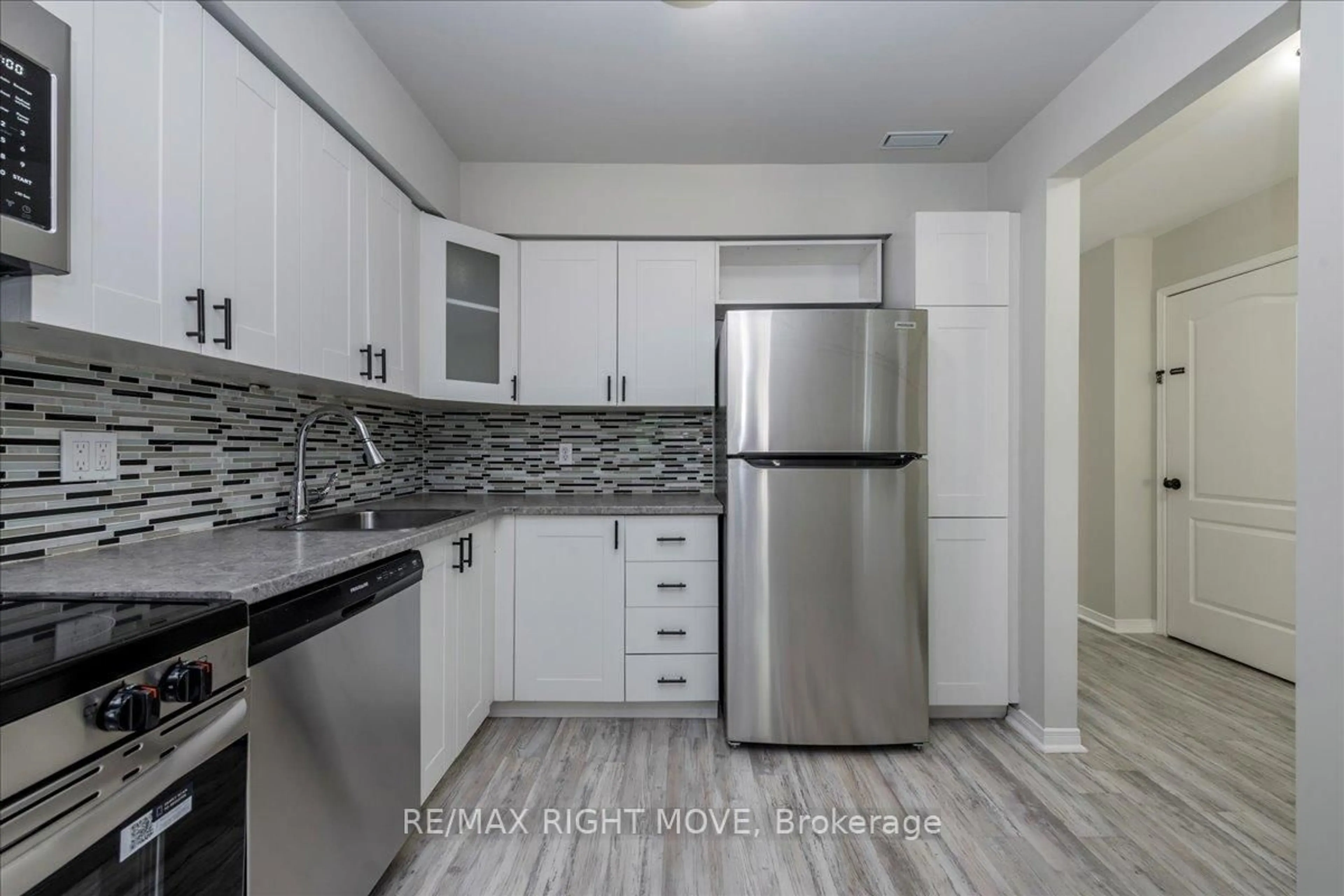 Standard kitchen, unknown for 325 West St #10, Orillia Ontario L3V 7P4