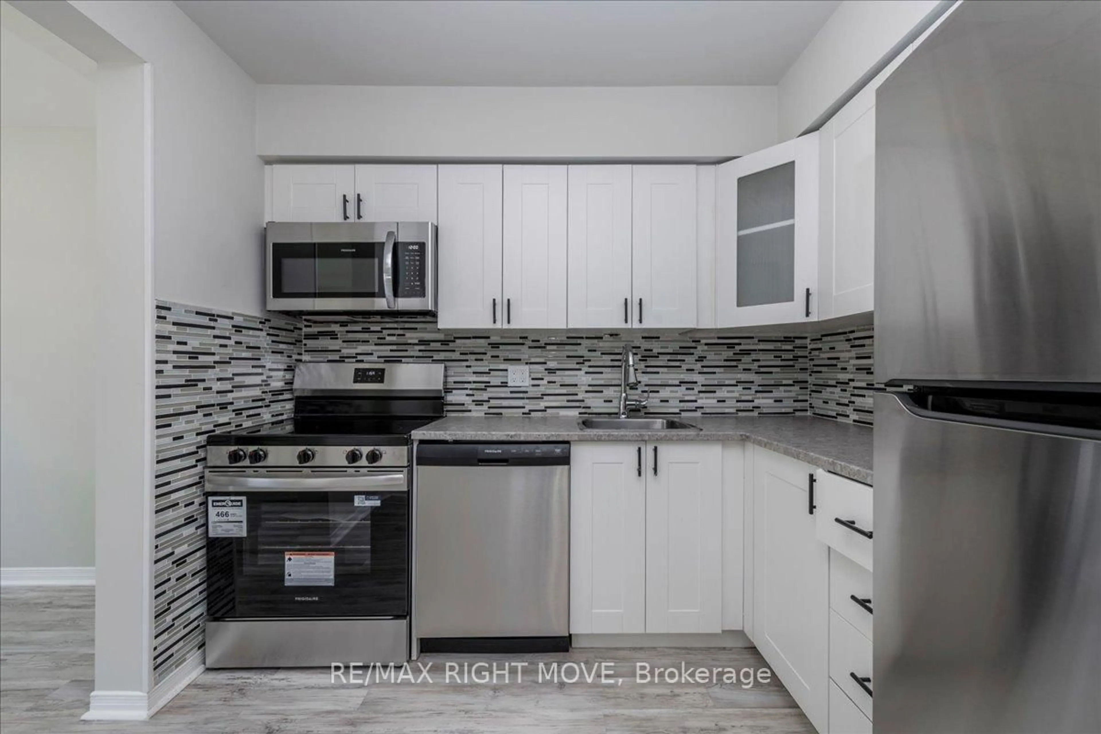 Standard kitchen, unknown for 325 West St #10, Orillia Ontario L3V 7P4