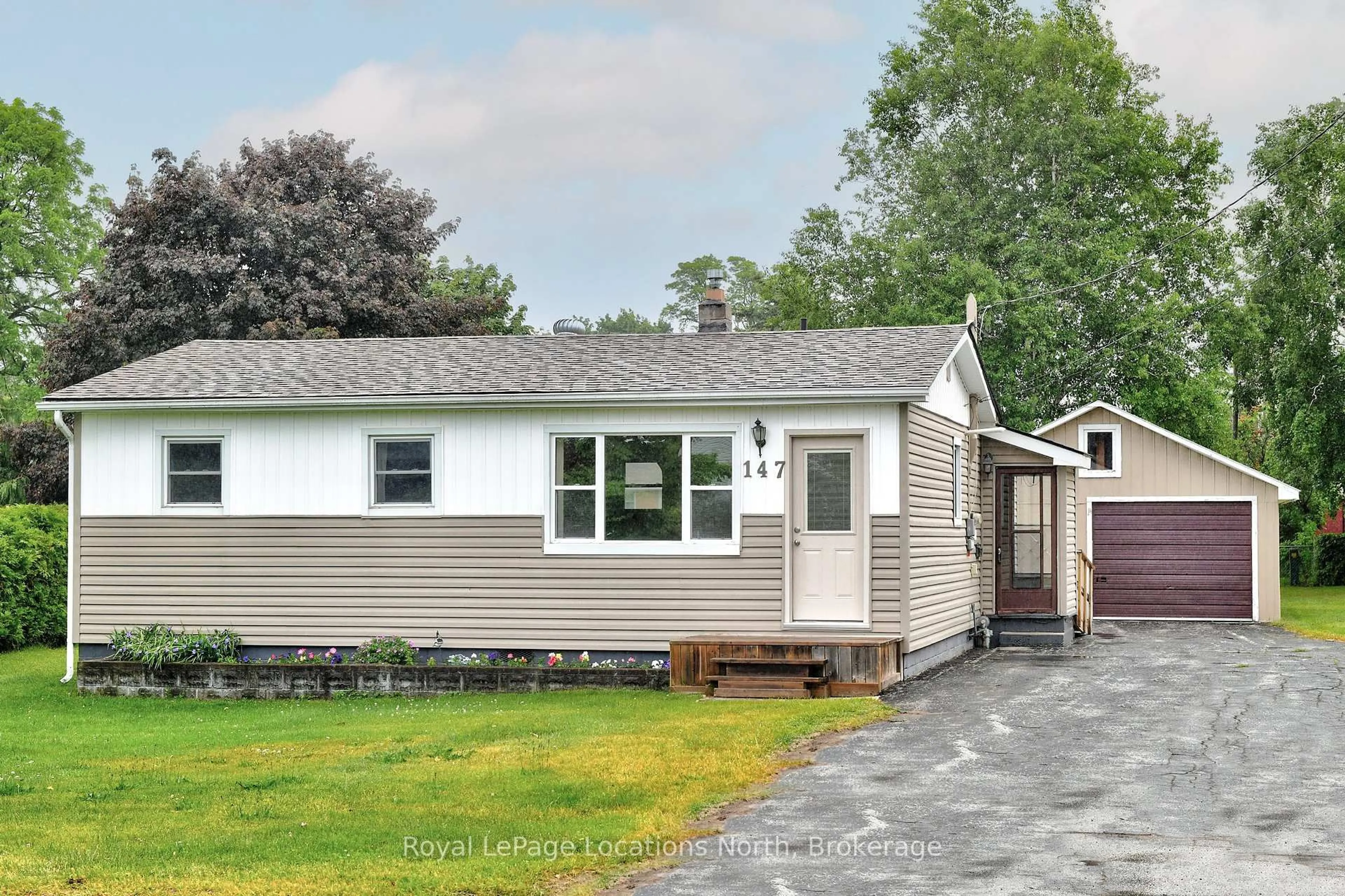 Home with vinyl exterior material, street for 147 Hickory St, Collingwood Ontario L9Y 3E9
