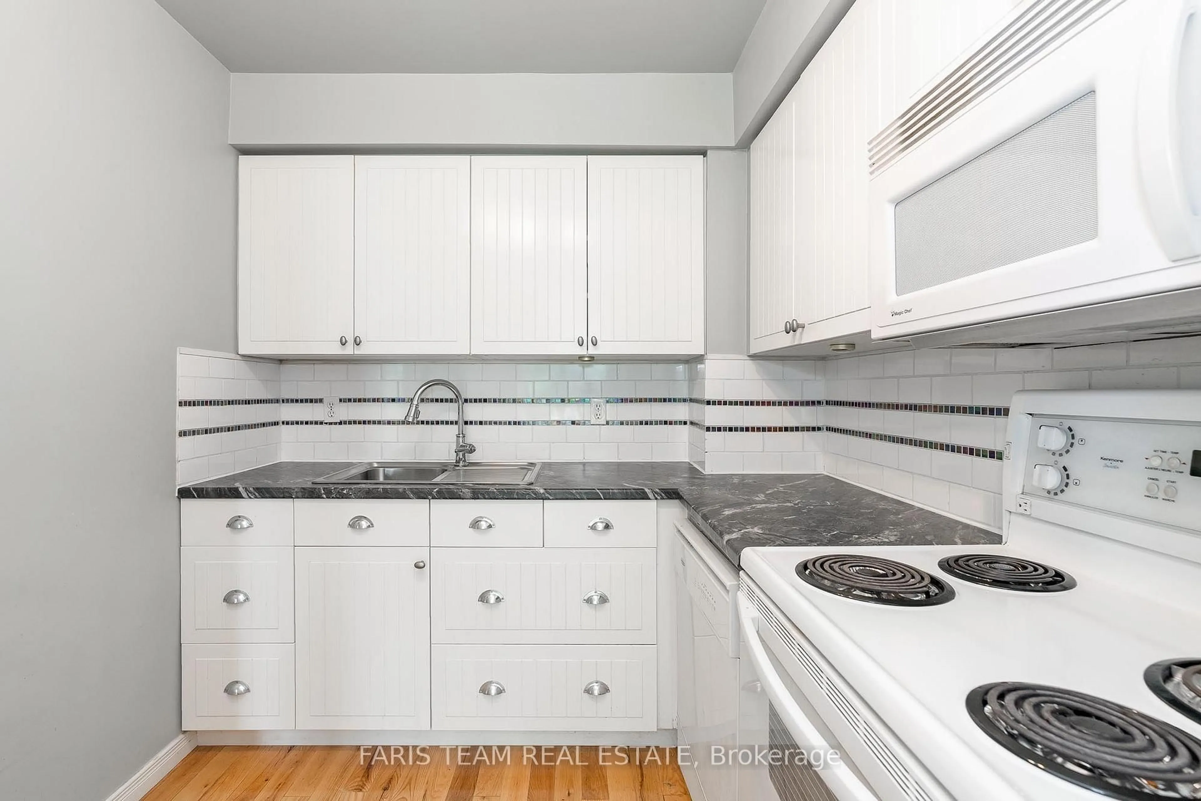 Standard kitchen, unknown for 52 Adelaide St #7, Barrie Ontario L4N 3T5