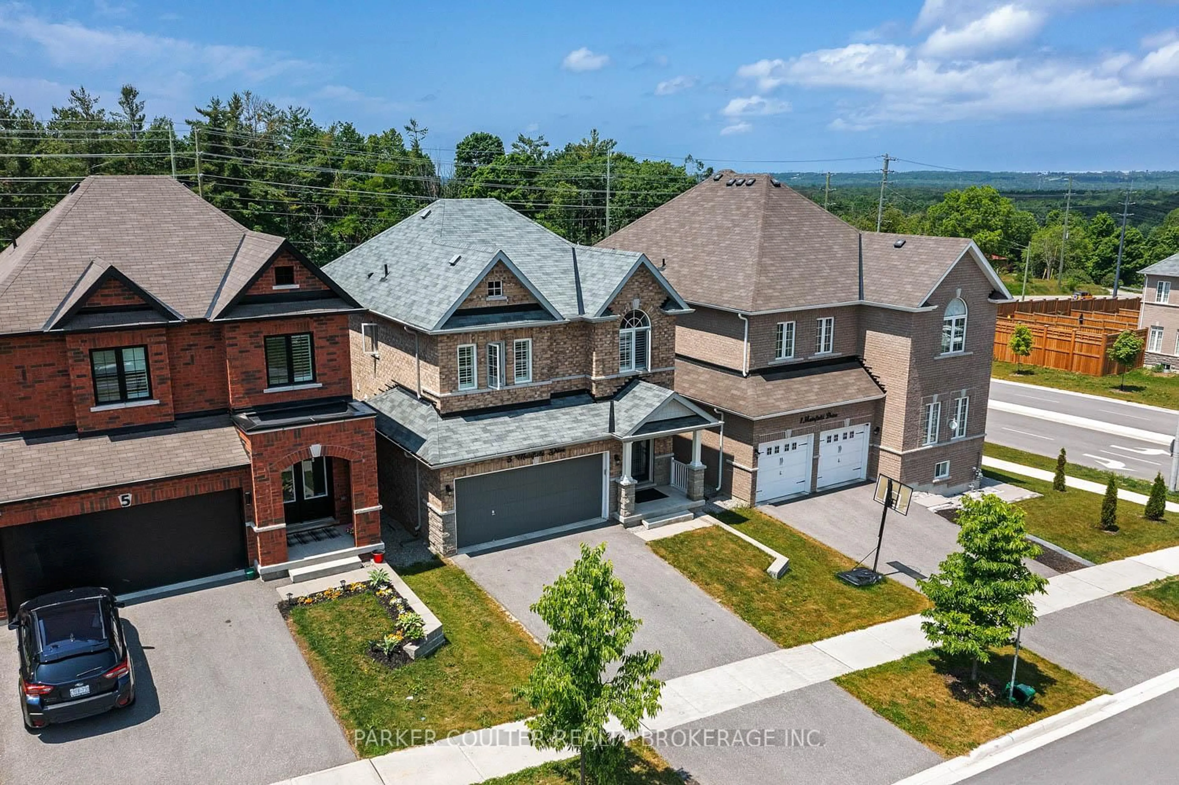 A pic from outside/outdoor area/front of a property/back of a property/a pic from drone, unknown for 3 Muirfield Dr, Barrie Ontario L4N 5E9