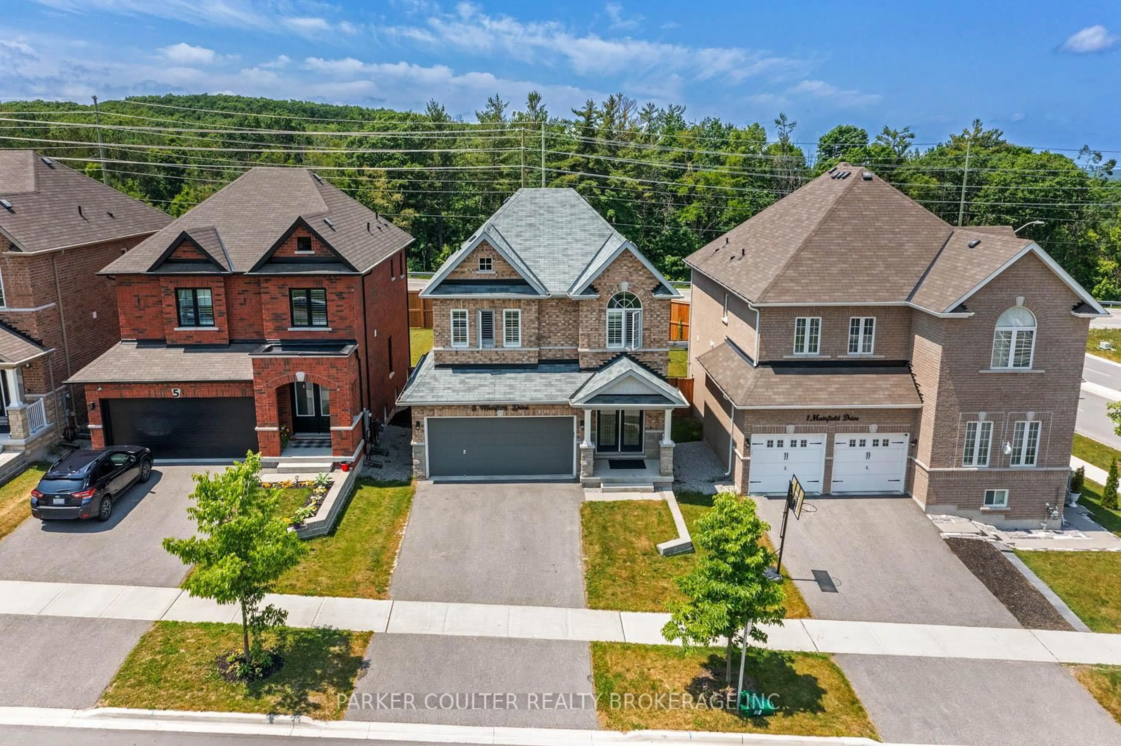 A pic from outside/outdoor area/front of a property/back of a property/a pic from drone, street for 3 Muirfield Dr, Barrie Ontario L4N 5E9