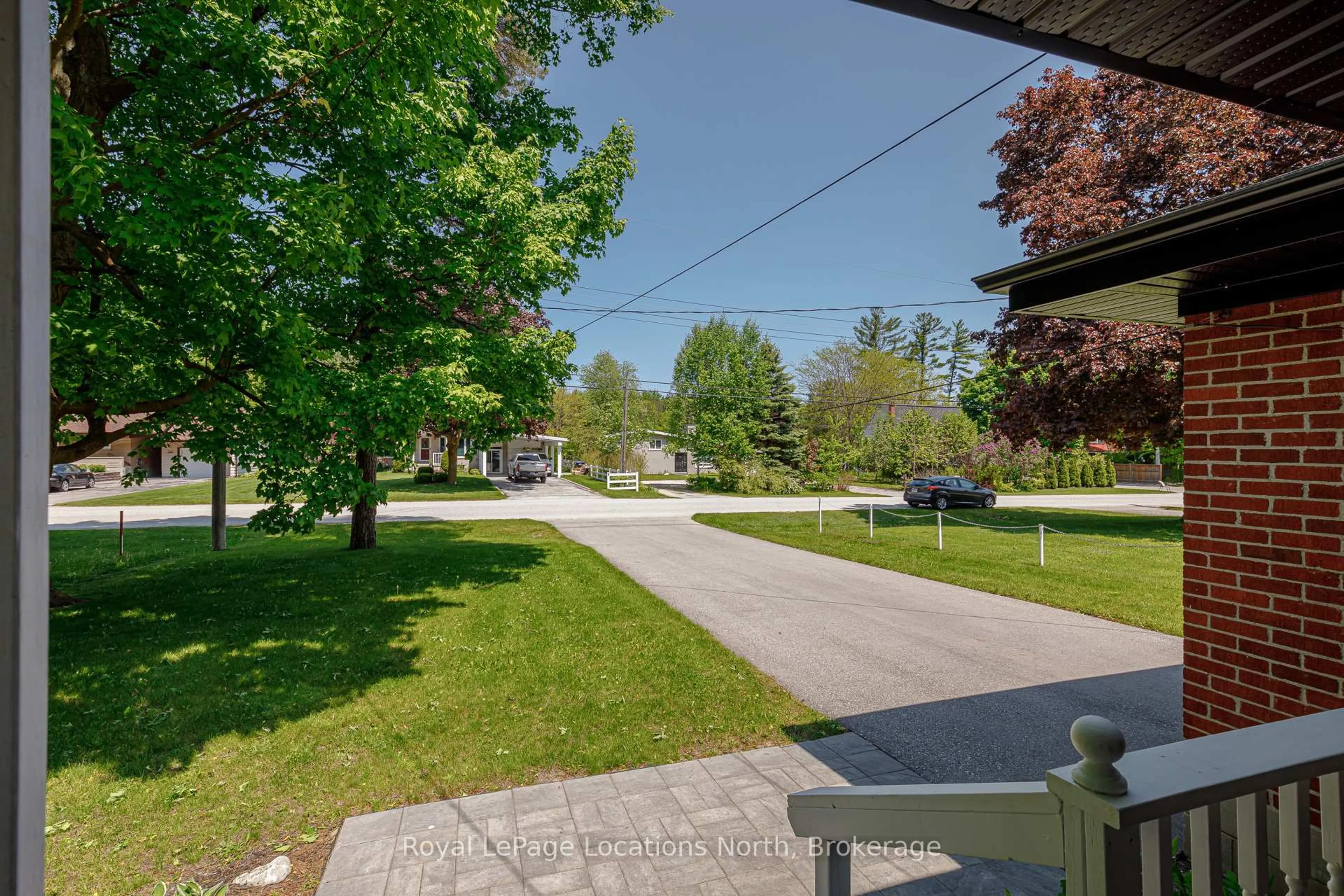 Patio, street for 207 Mccrea Dr, Clearview Ontario L0M 1S0