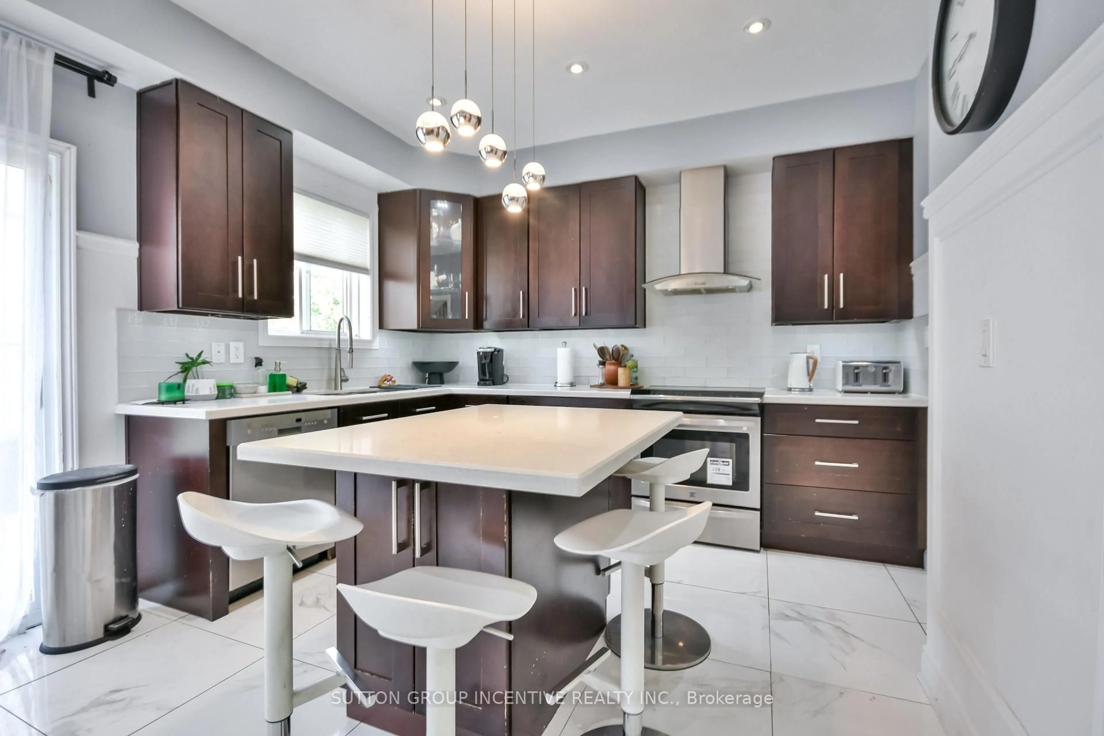 Contemporary kitchen, unknown for 52 Elmbrook Dr, Barrie Ontario L4N 0Z1