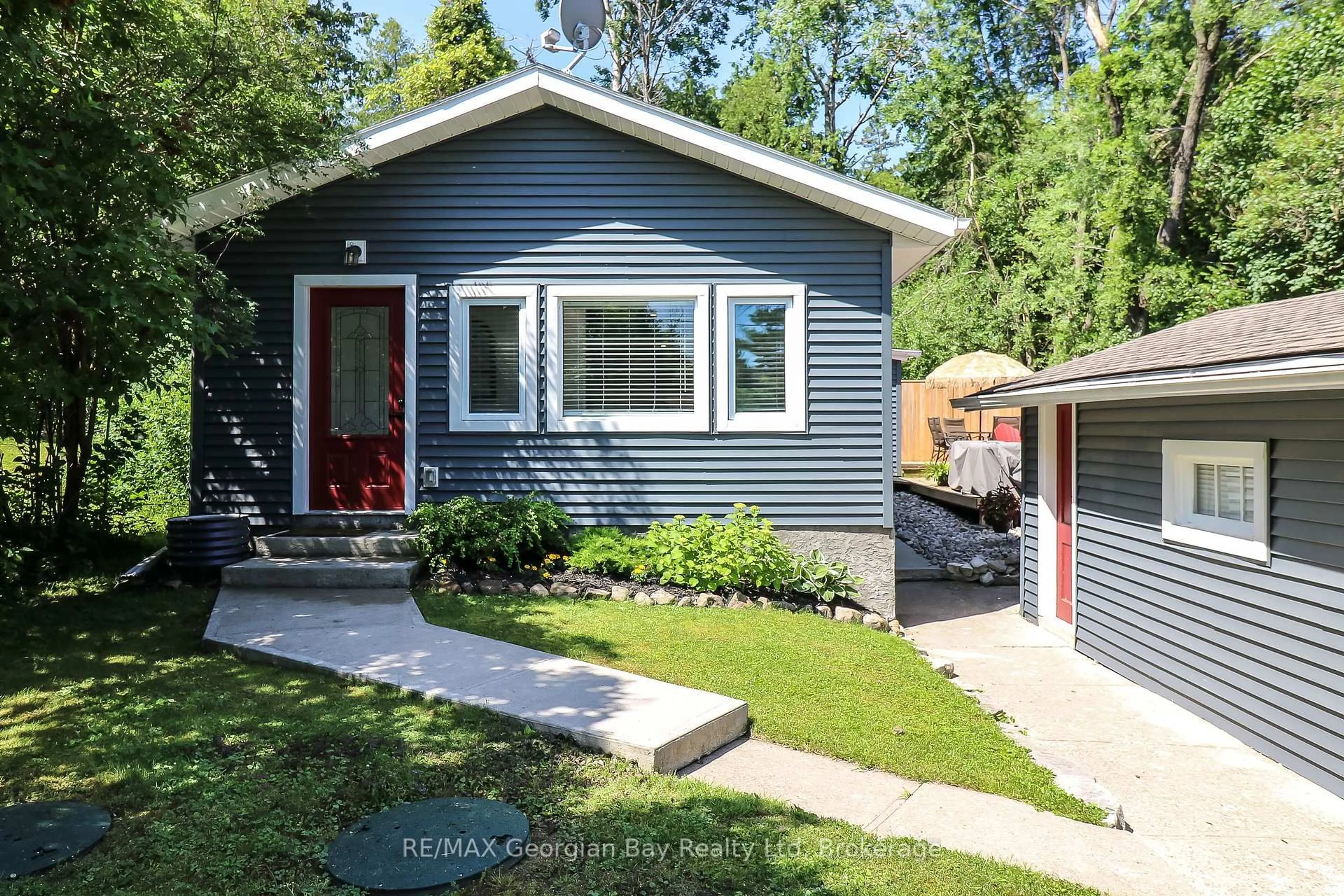Home with vinyl exterior material, street for 30 Oriole St, Tay Ontario L0K 1R0