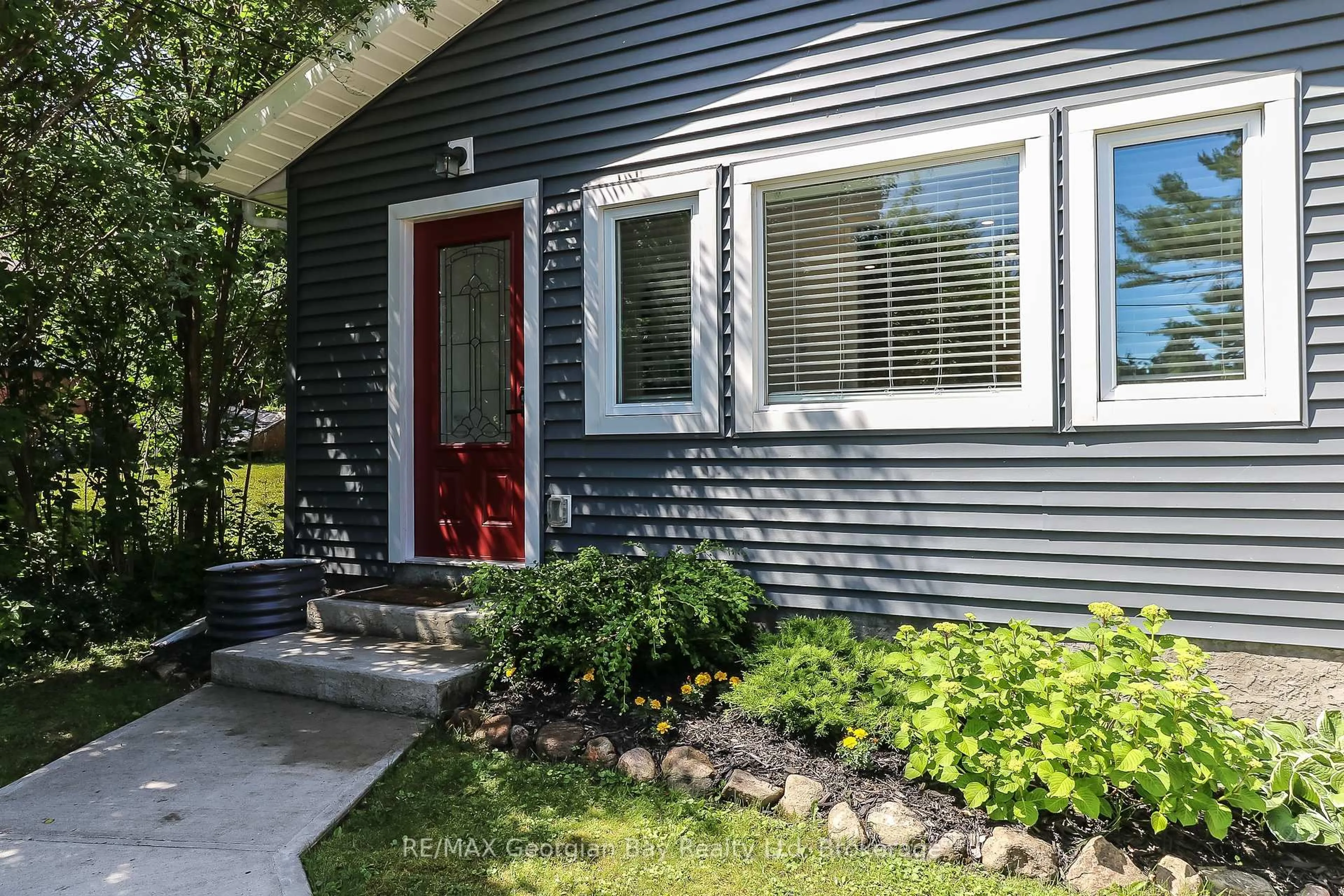 Home with vinyl exterior material, street for 30 Oriole St, Tay Ontario L0K 1R0