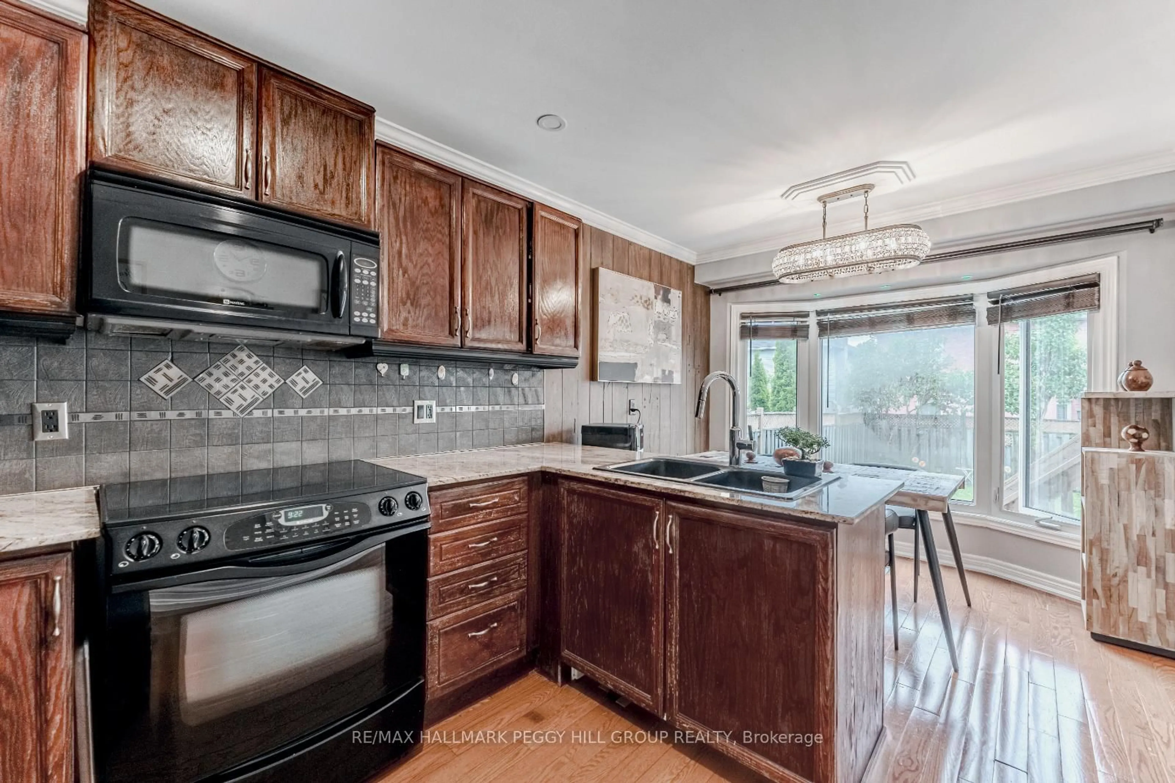 Open concept kitchen, ceramic/tile floor for 100 Cardinal St, Barrie Ontario L4M 6G1