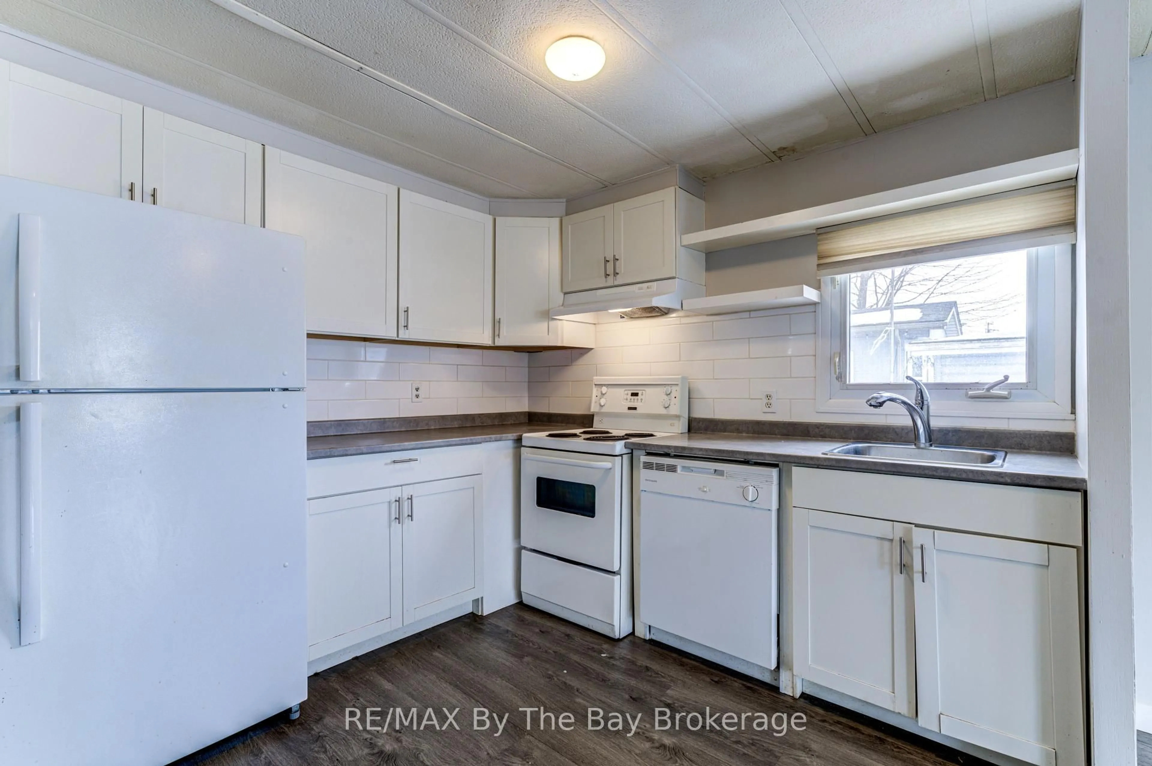 Standard kitchen, unknown for 50 GEORGIAN GLEN Dr, Wasaga Beach Ontario L9Z 1K7