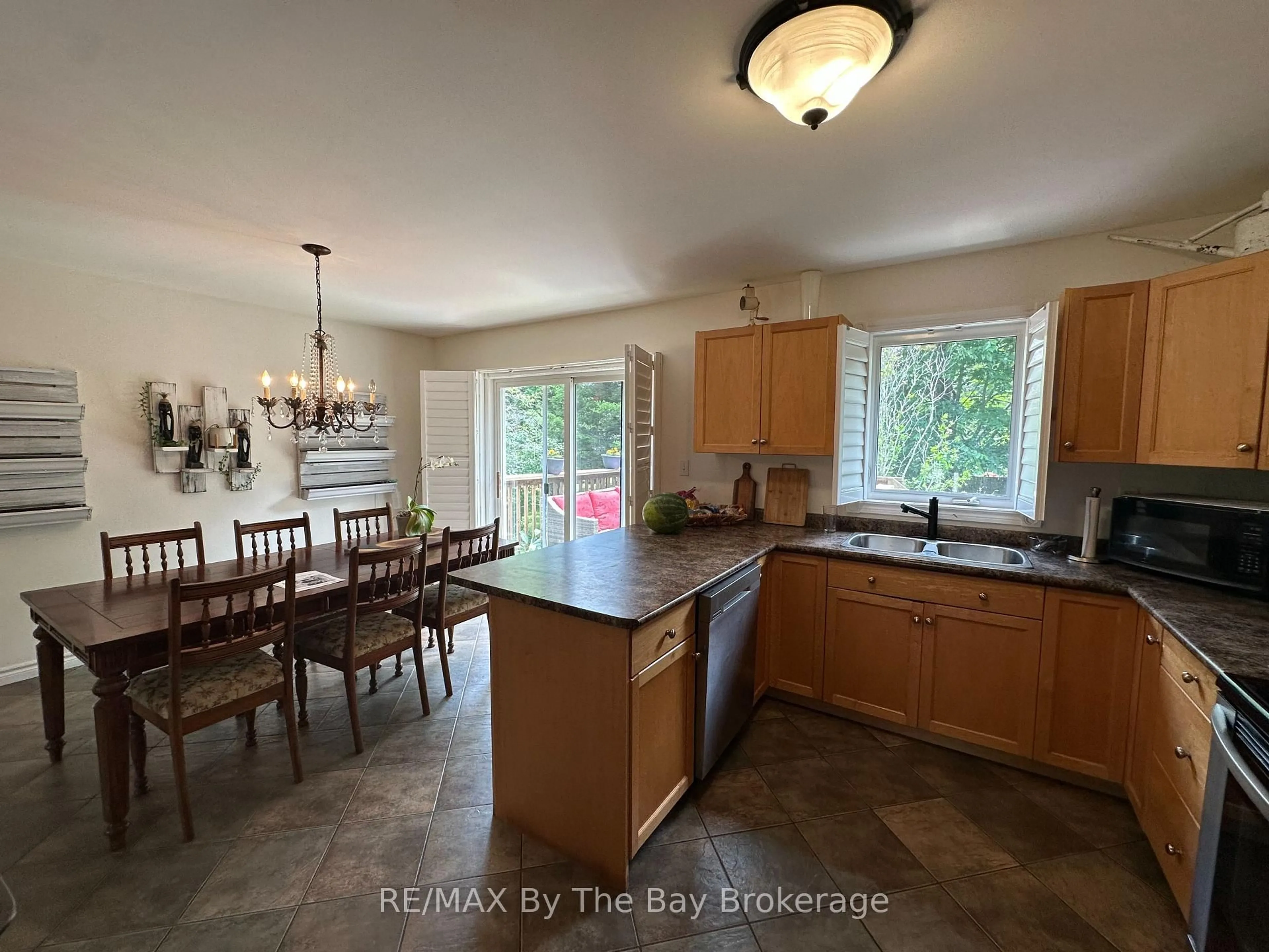 Open concept kitchen, unknown for 4 Woodside Crt, Wasaga Beach Ontario L9Z 1H6