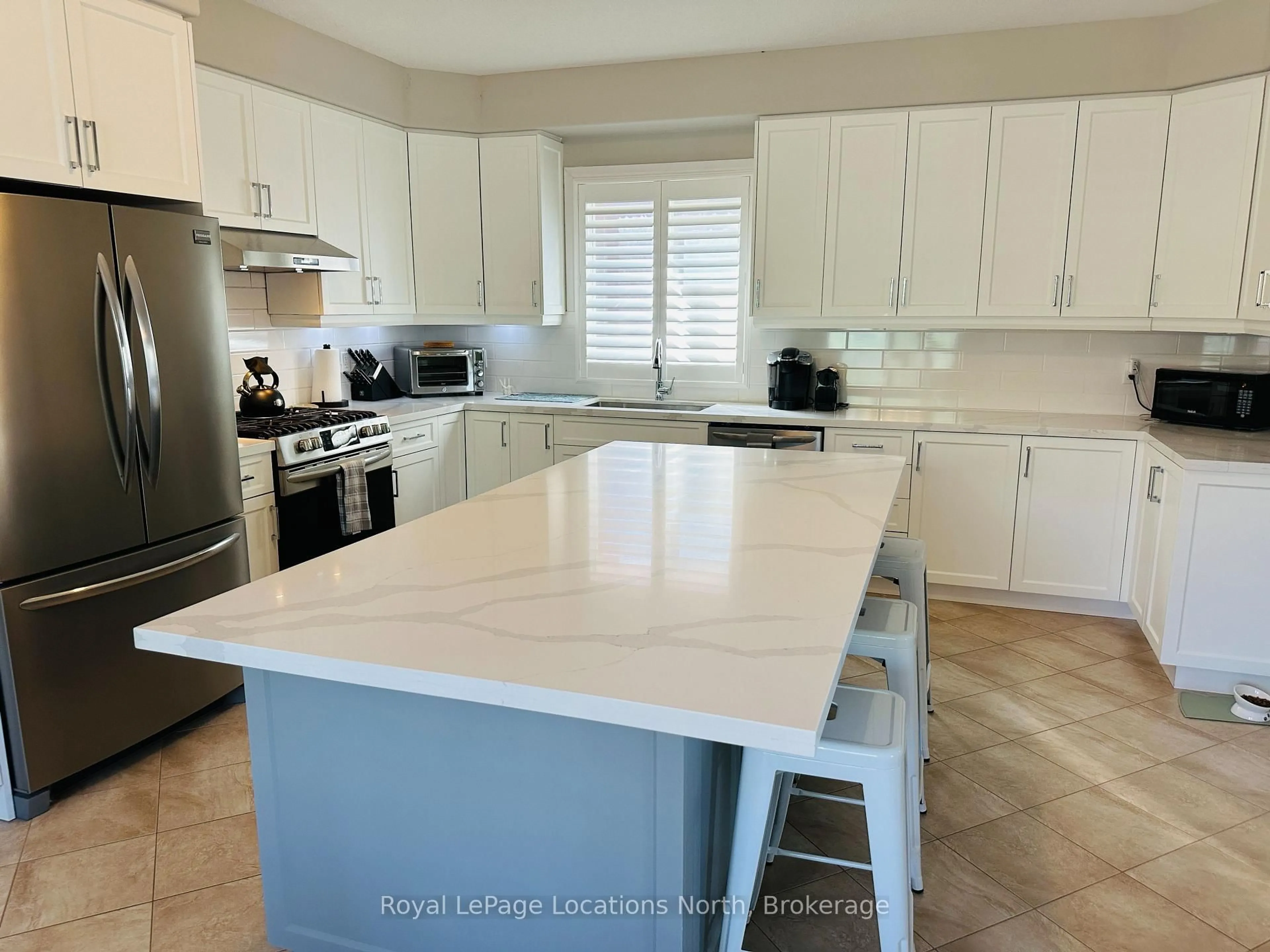 Open concept kitchen, ceramic/tile floor for 103 Garbutt Cres, Collingwood Ontario L9Y 0H5