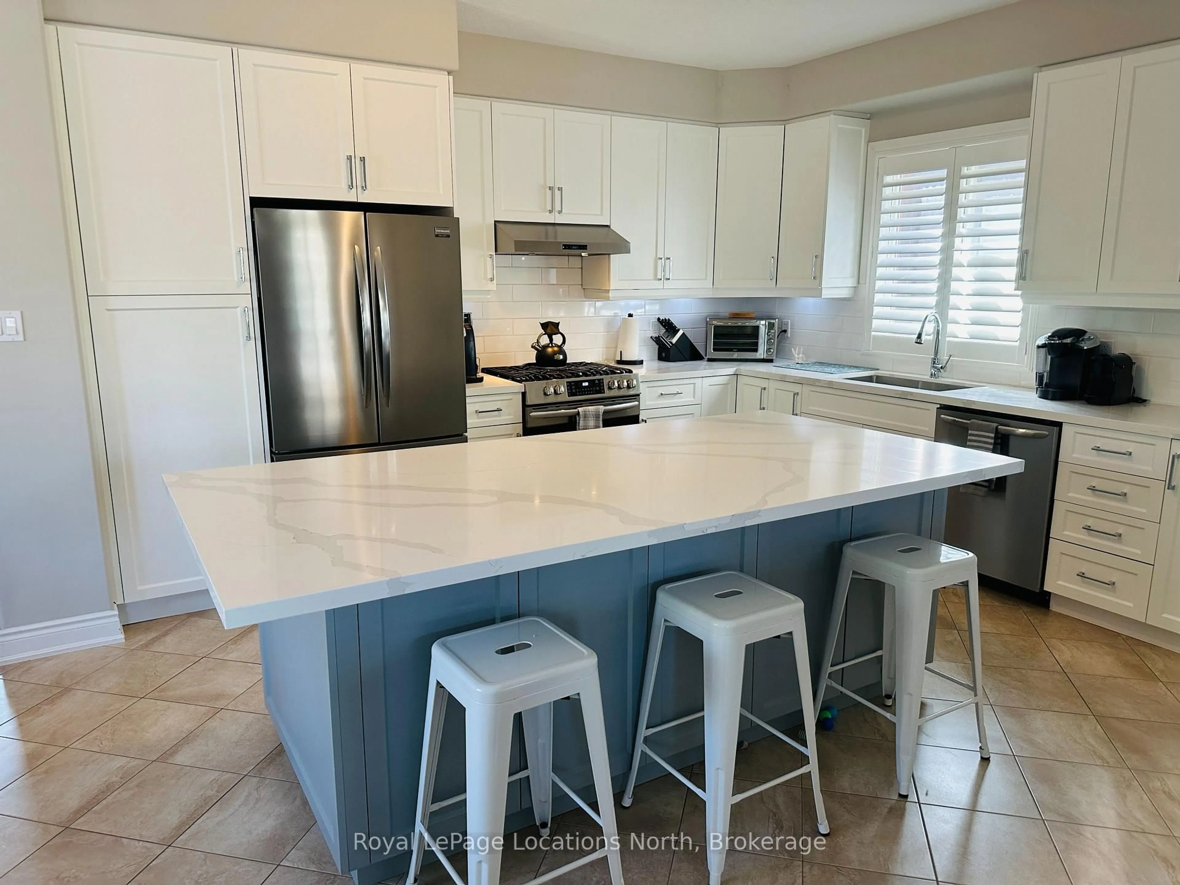 Open concept kitchen, ceramic/tile floor for 103 Garbutt Cres, Collingwood Ontario L9Y 0H5