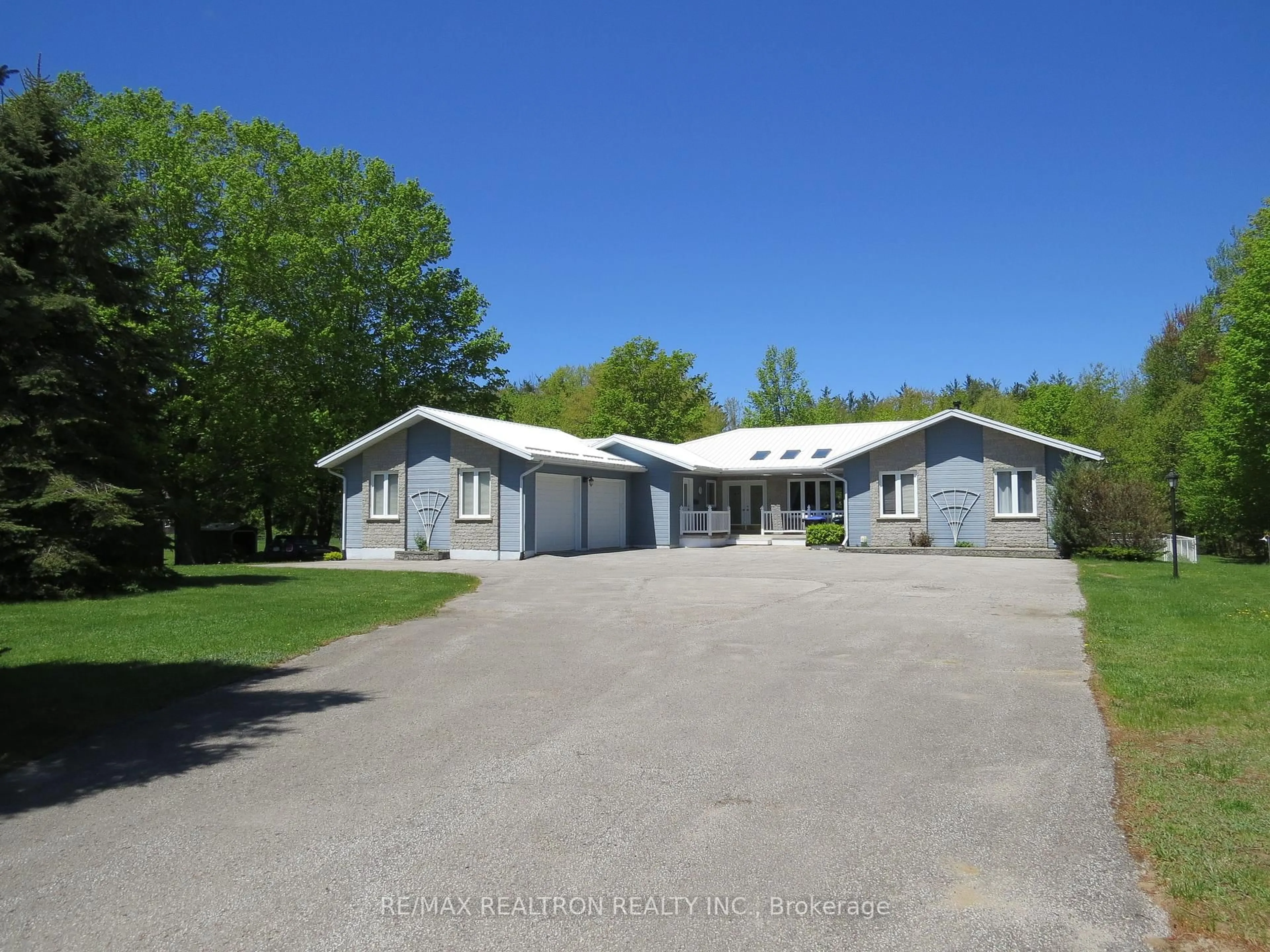 A pic from outside/outdoor area/front of a property/back of a property/a pic from drone, street for 170 Concession 5 West Rd, Tiny Ontario L0L 2T0