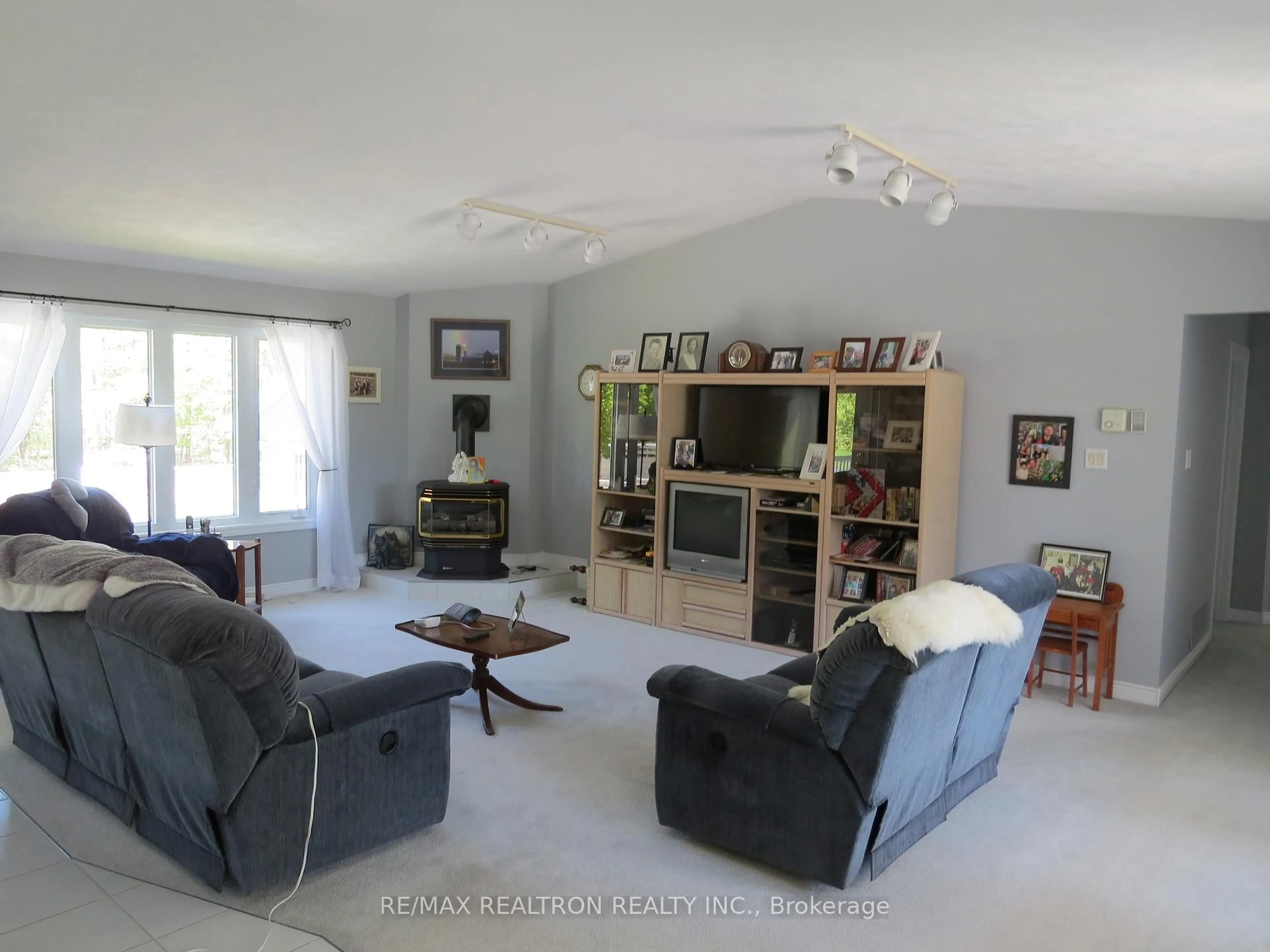 Living room with furniture, unknown for 170 Concession 5 West Rd, Tiny Ontario L0L 2T0