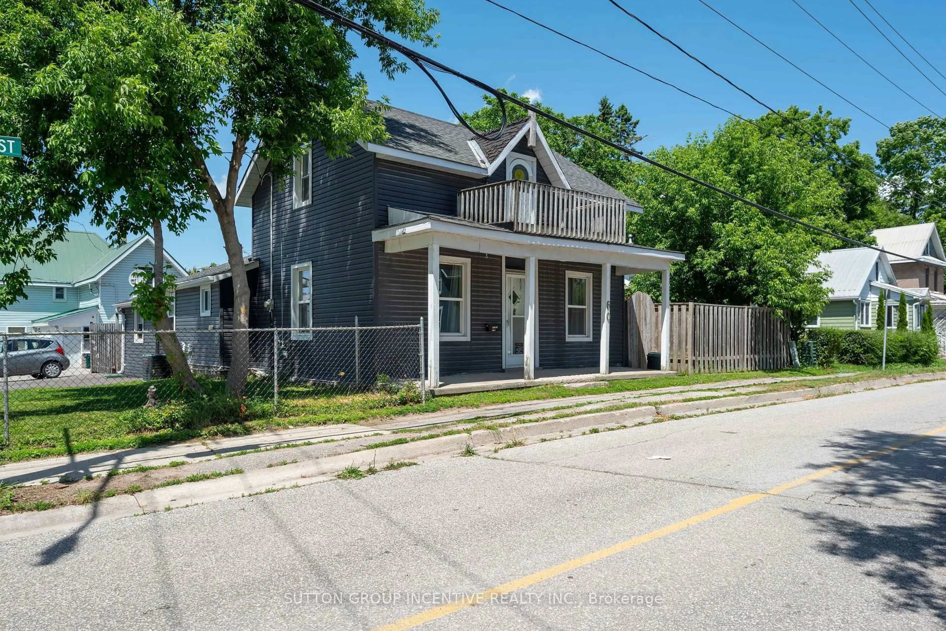 A pic from outside/outdoor area/front of a property/back of a property/a pic from drone, street for 60 Victoria St, Orillia Ontario L3V 2V8