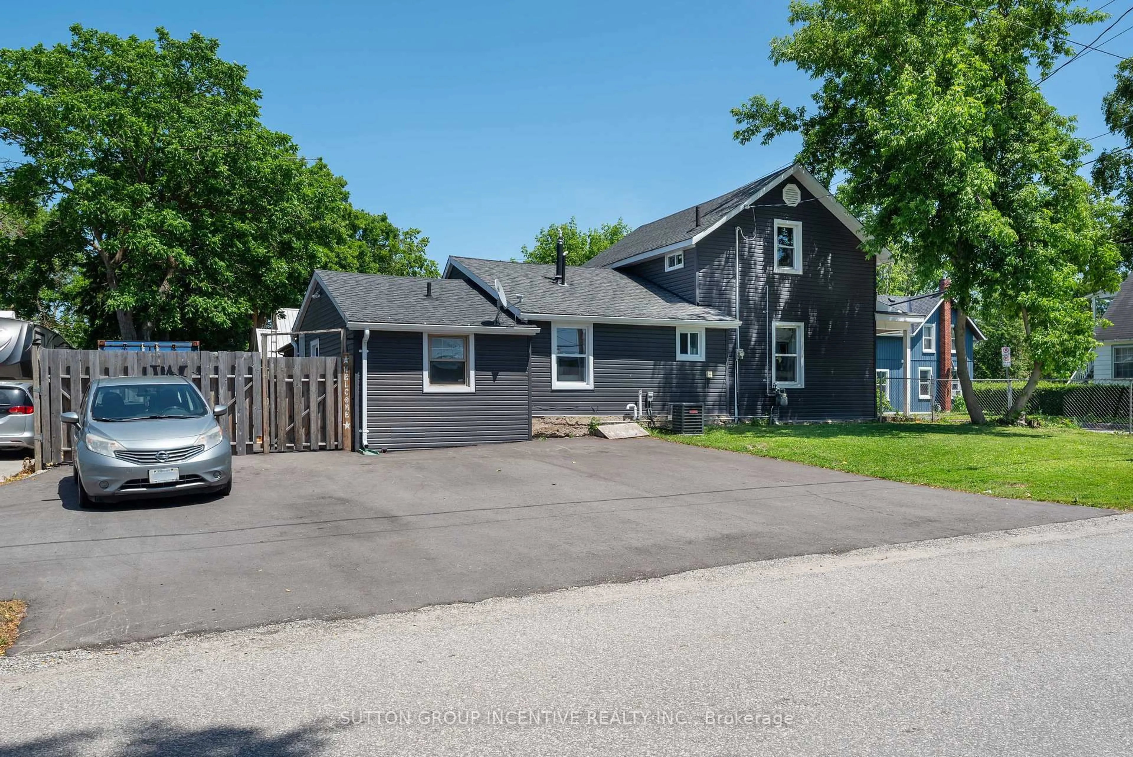 A pic from outside/outdoor area/front of a property/back of a property/a pic from drone, street for 60 Victoria St, Orillia Ontario L3V 2V8