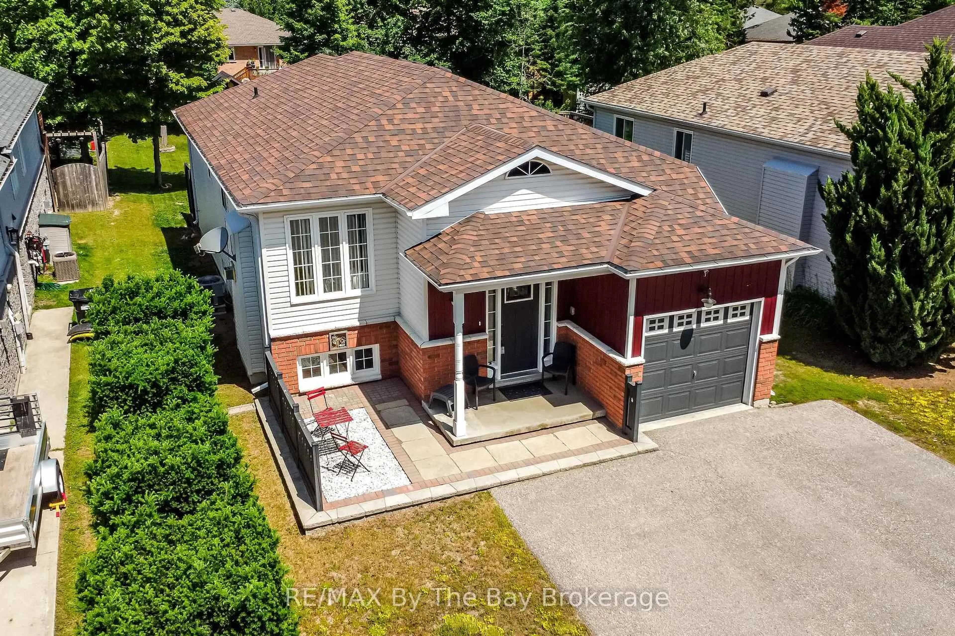 A pic from outside/outdoor area/front of a property/back of a property/a pic from drone, street for 336 Robinson Rd, Wasaga Beach Ontario L9Z 2Z1