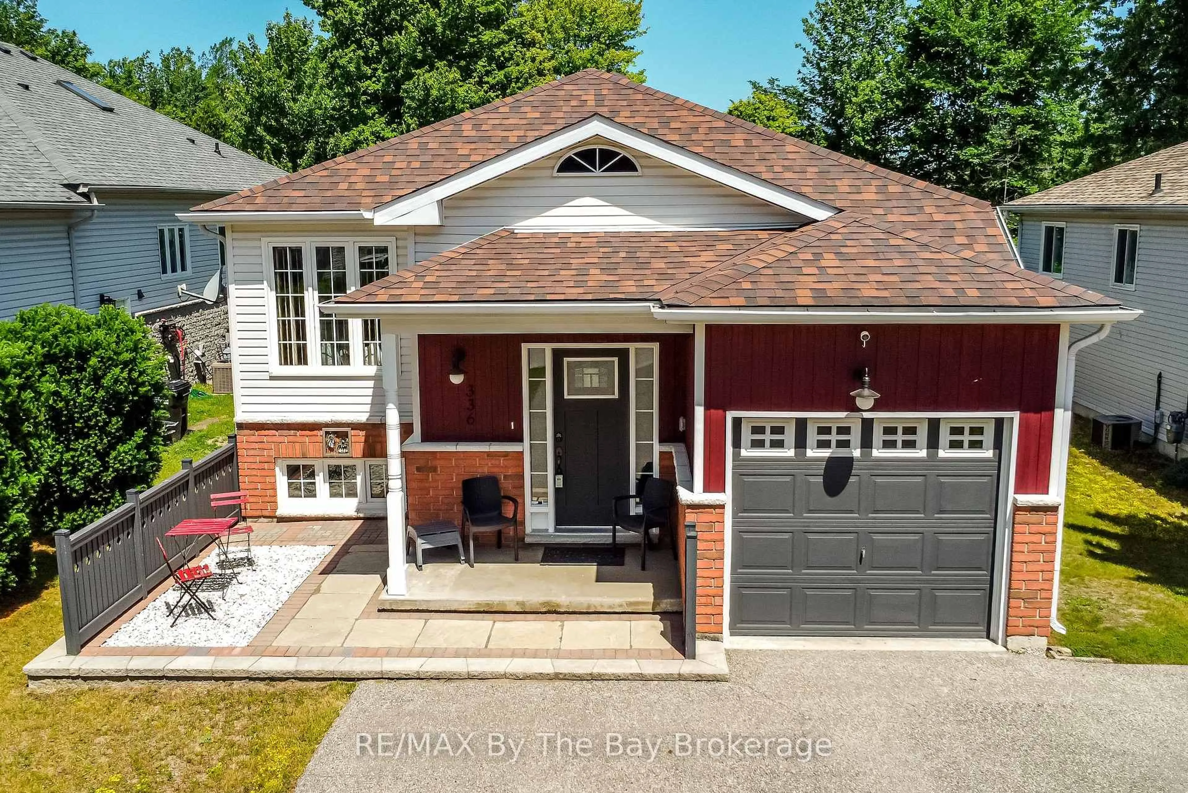 Home with brick exterior material, street for 336 Robinson Rd, Wasaga Beach Ontario L9Z 2Z1
