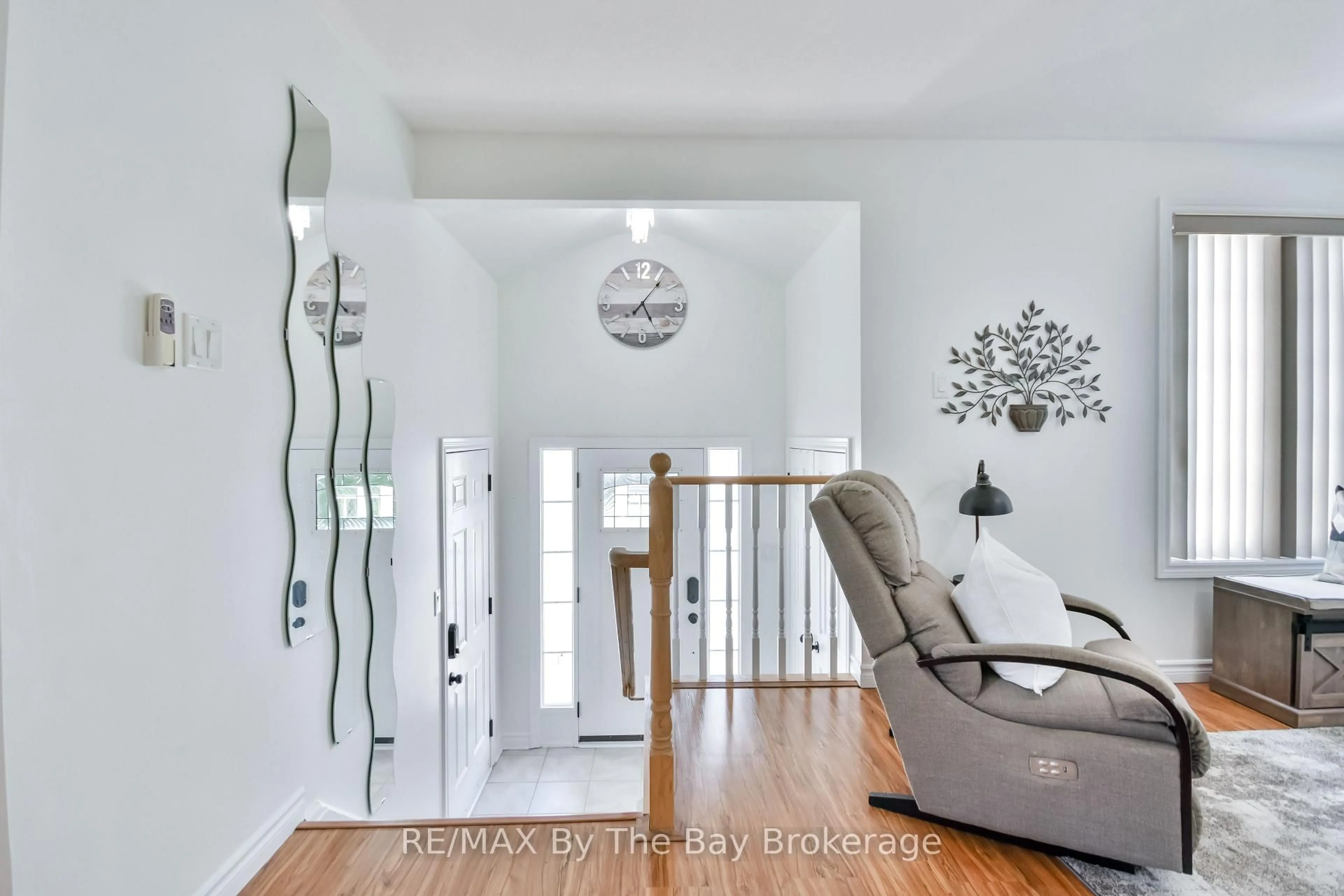 Indoor entryway for 336 Robinson Rd, Wasaga Beach Ontario L9Z 2Z1