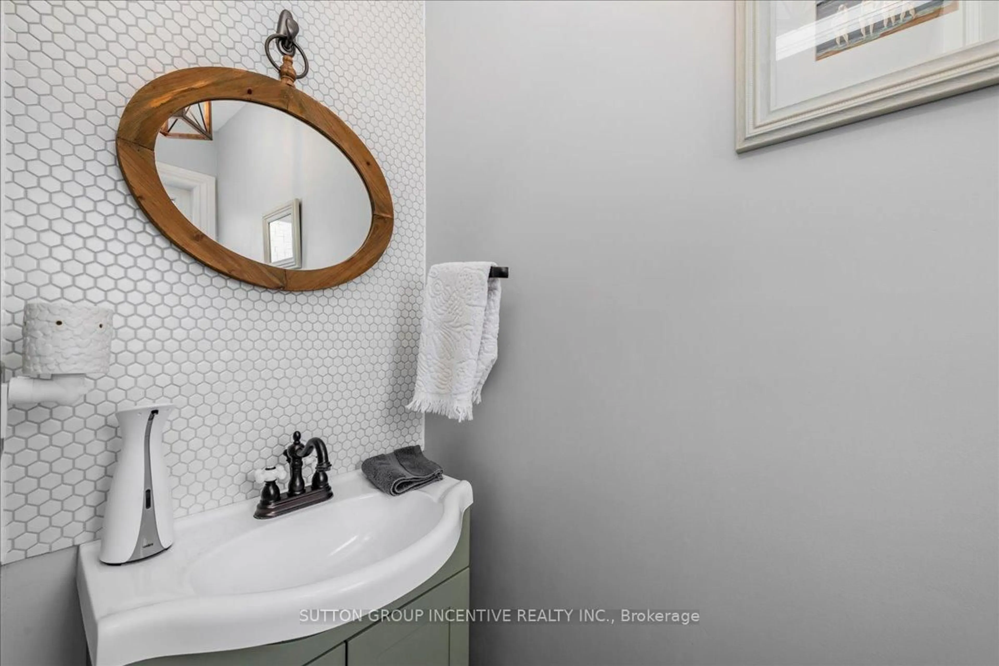 Standard bathroom, ceramic/tile floor for 392 Big Bay Point Rd, Barrie Ontario L4N 8A2