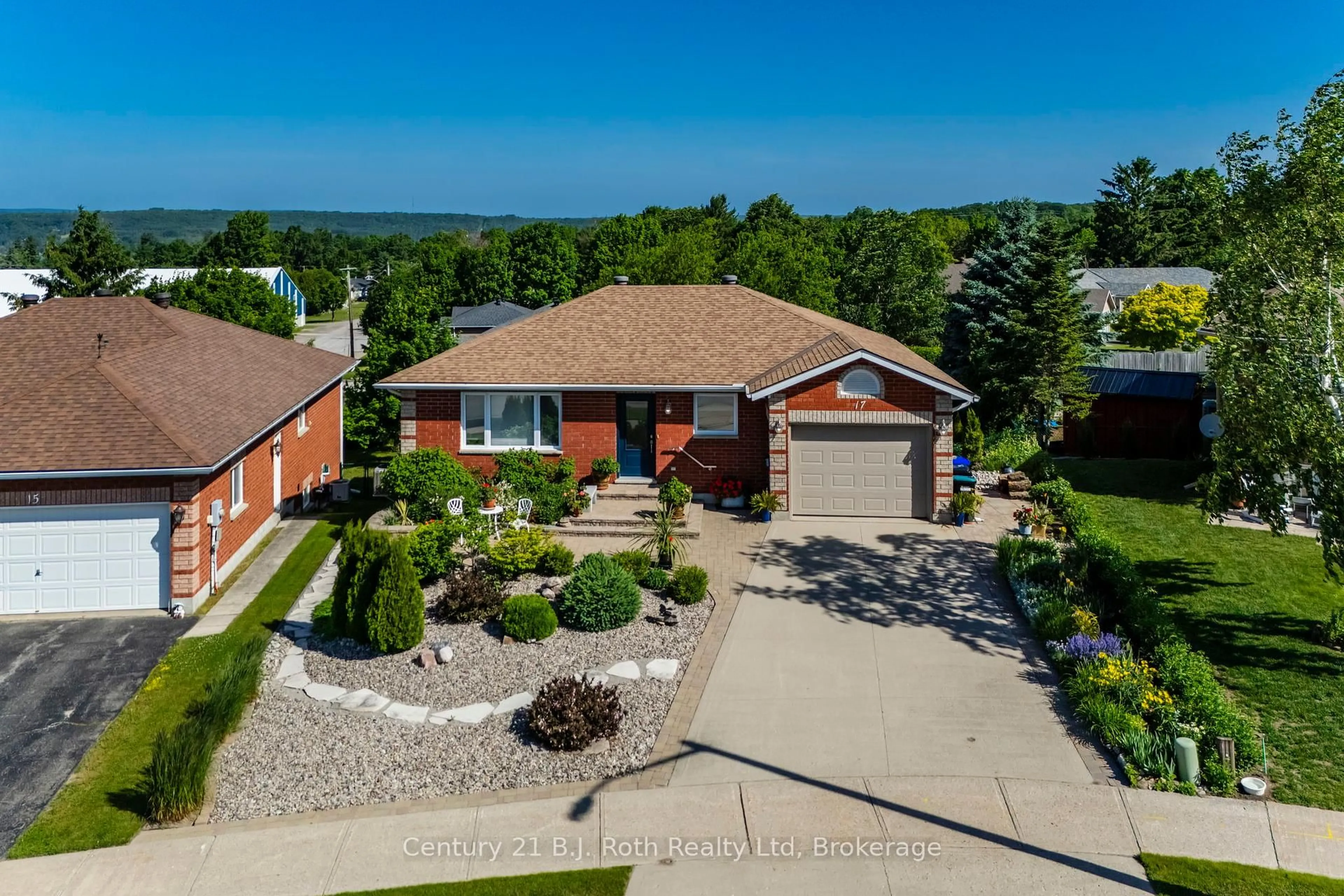 A pic from outside/outdoor area/front of a property/back of a property/a pic from drone, water/lake/river/ocean view for 17 Charles St, Penetanguishene Ontario L9M 2G6