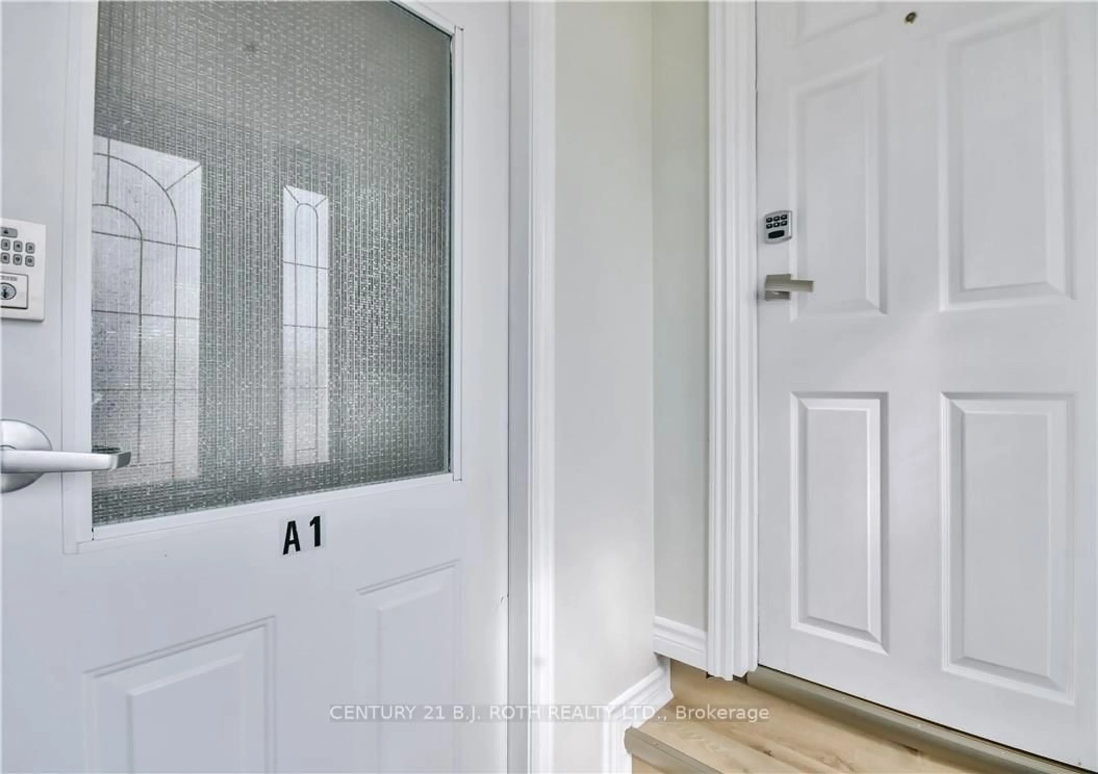 Indoor entryway for 644 MISSISSAGA St, Orillia Ontario L3V 3C6