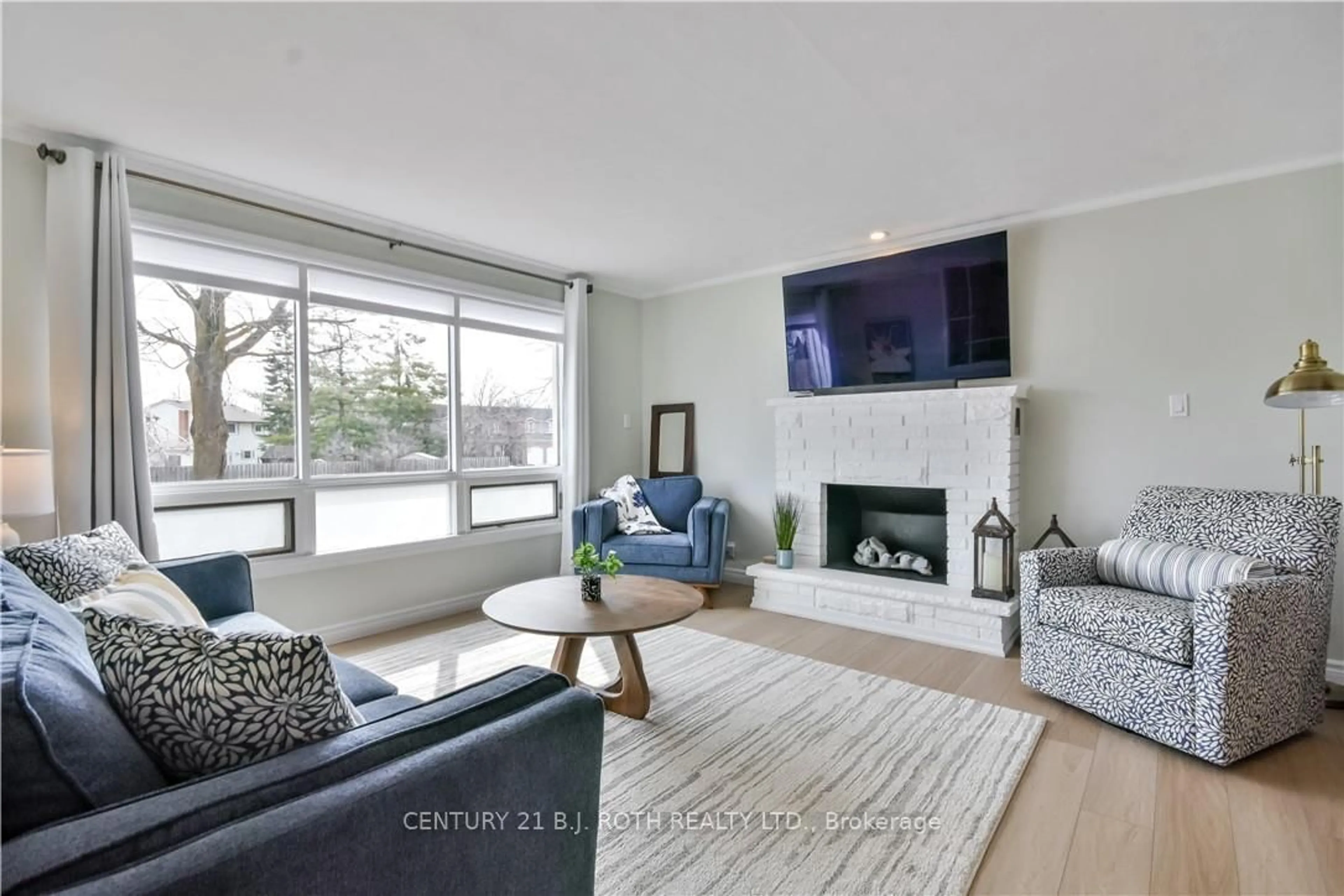 Living room with furniture, unknown for 644 MISSISSAGA St, Orillia Ontario L3V 3C6