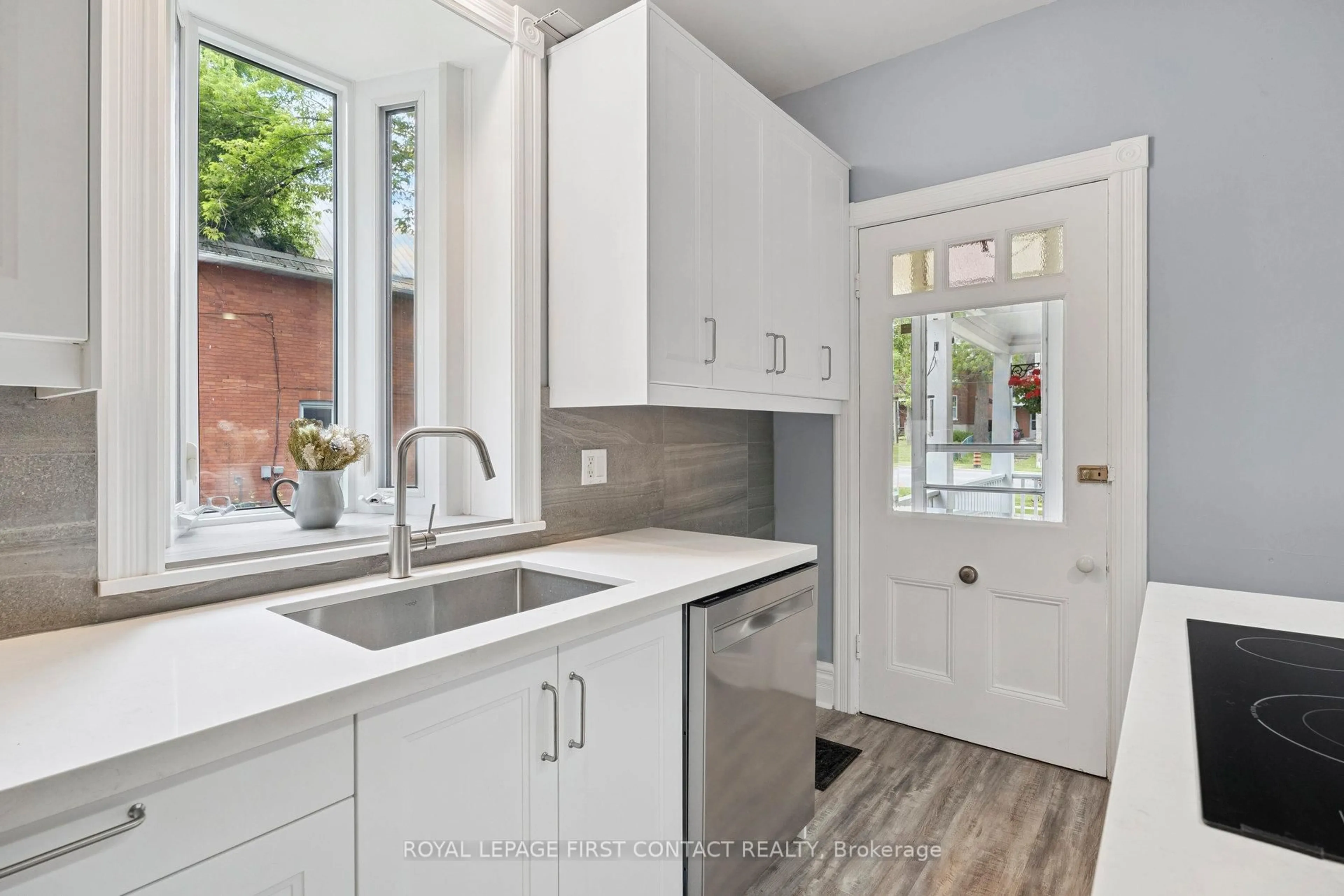 Open concept kitchen, ceramic/tile floor for 55 Burton Ave, Barrie Ontario L4N 2R5
