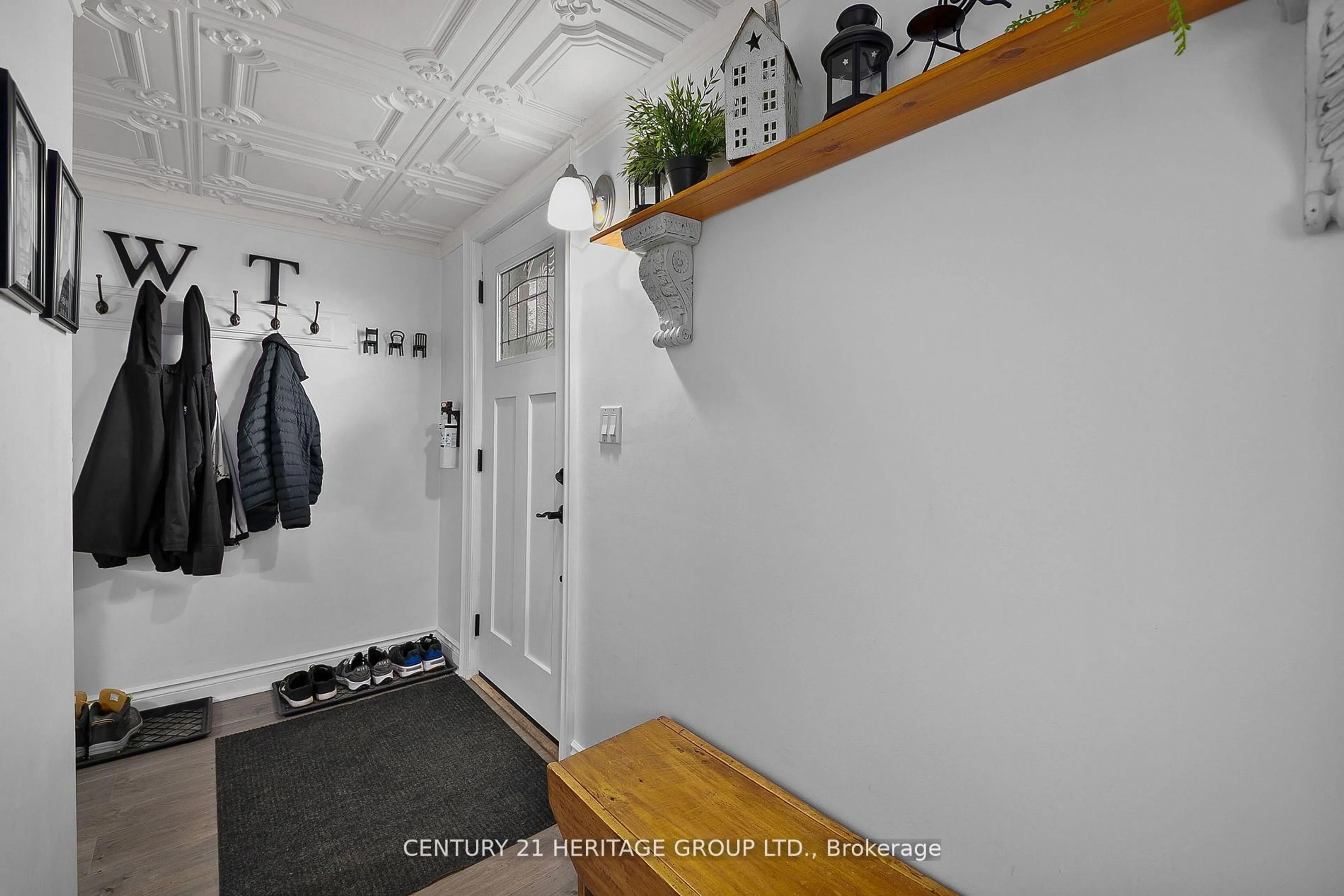 Indoor entryway for 1672 Ridge Rd, Oro-Medonte Ontario L0L 1T0