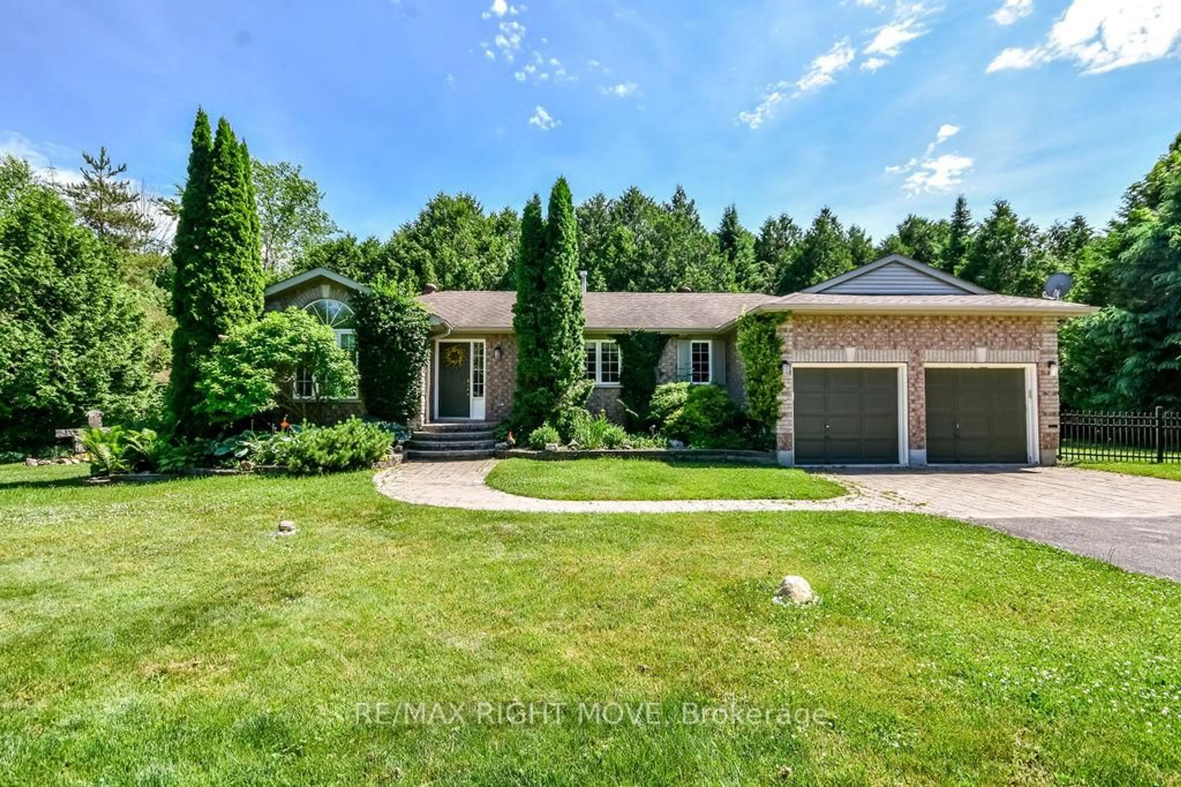 A pic from outside/outdoor area/front of a property/back of a property/a pic from drone, street for 7 Blackcomb Dr, Oro-Medonte Ontario L0K 1E0