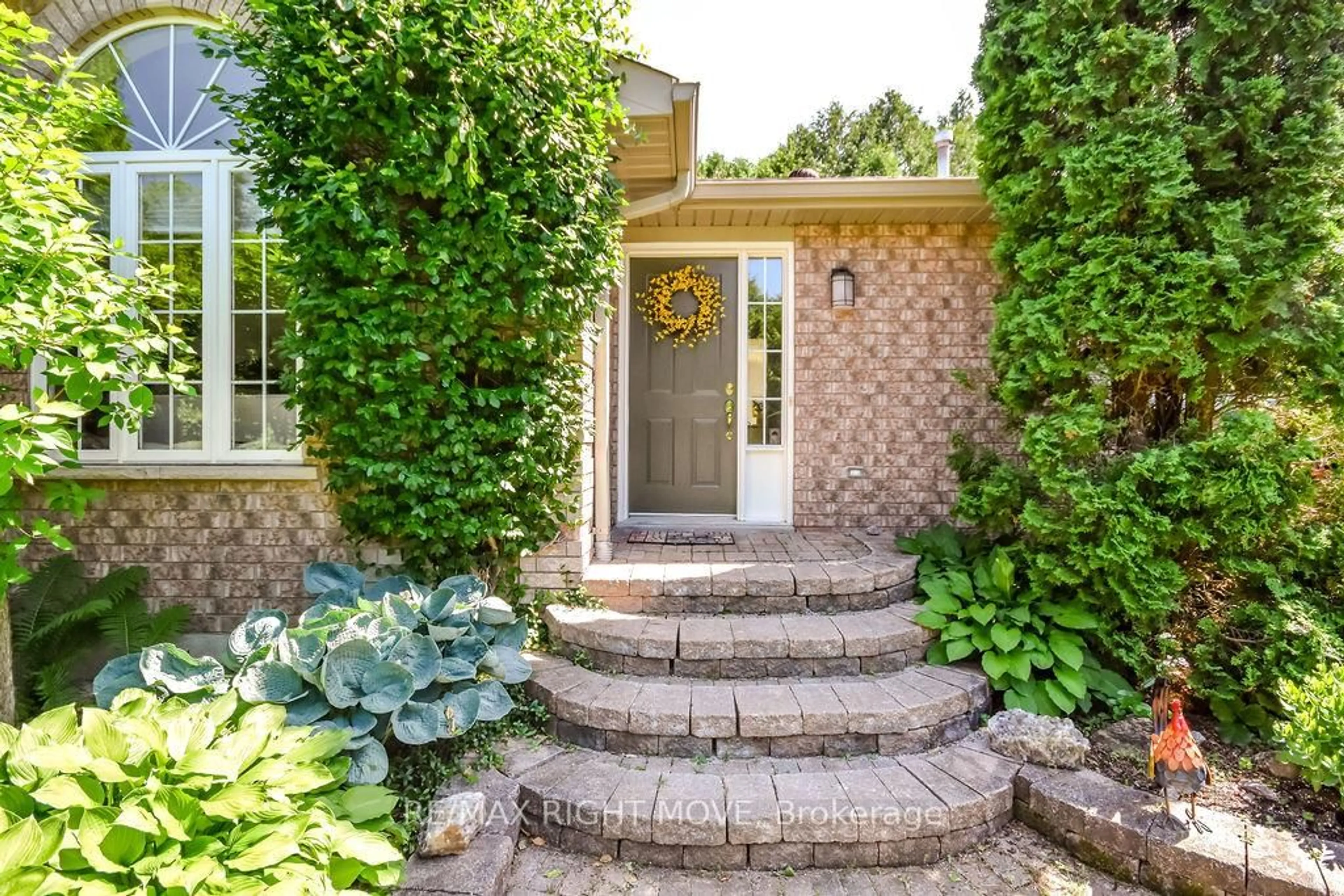 Indoor entryway for 7 Blackcomb Dr, Oro-Medonte Ontario L0K 1E0