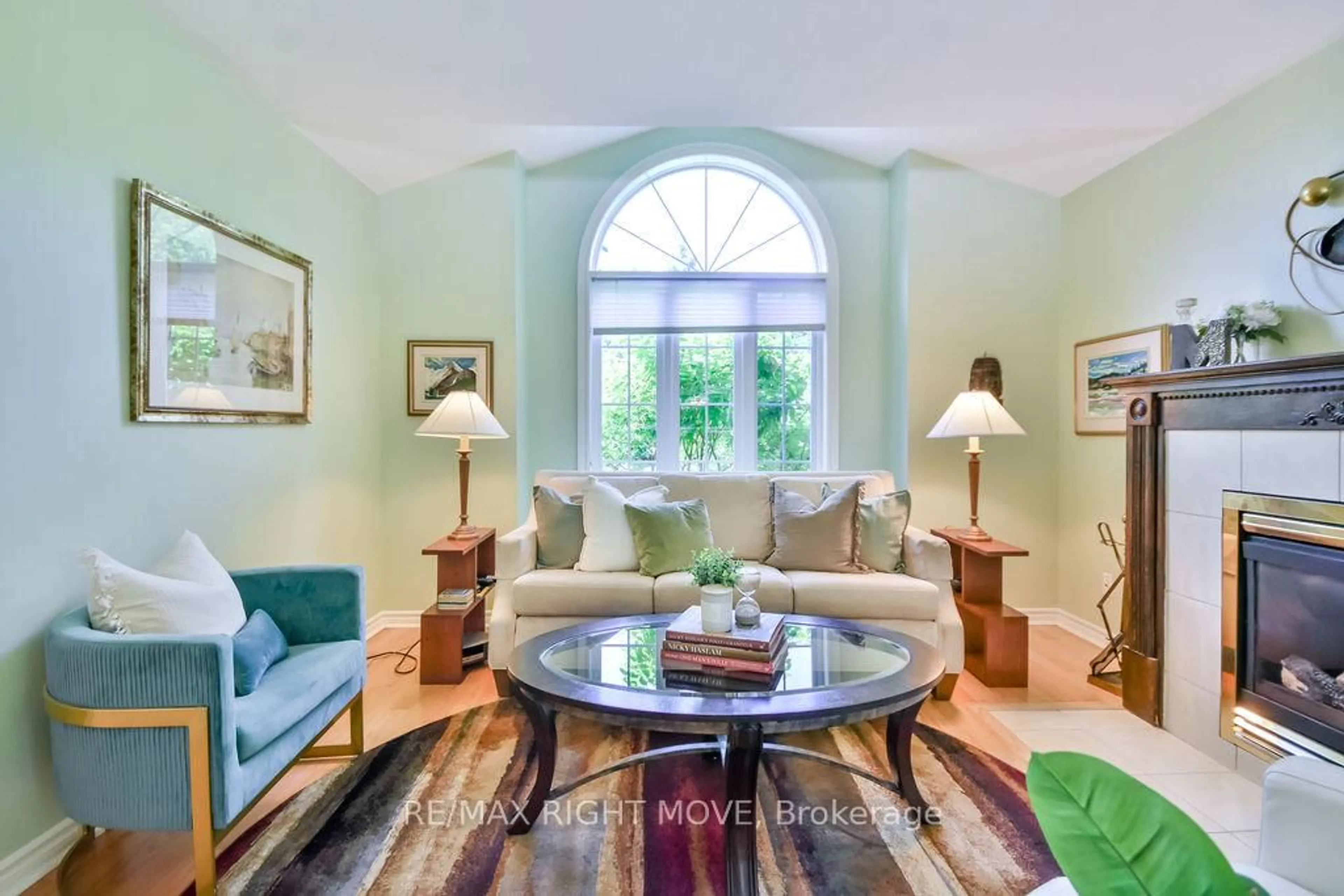 Living room with furniture, unknown for 7 Blackcomb Dr, Oro-Medonte Ontario L0K 1E0