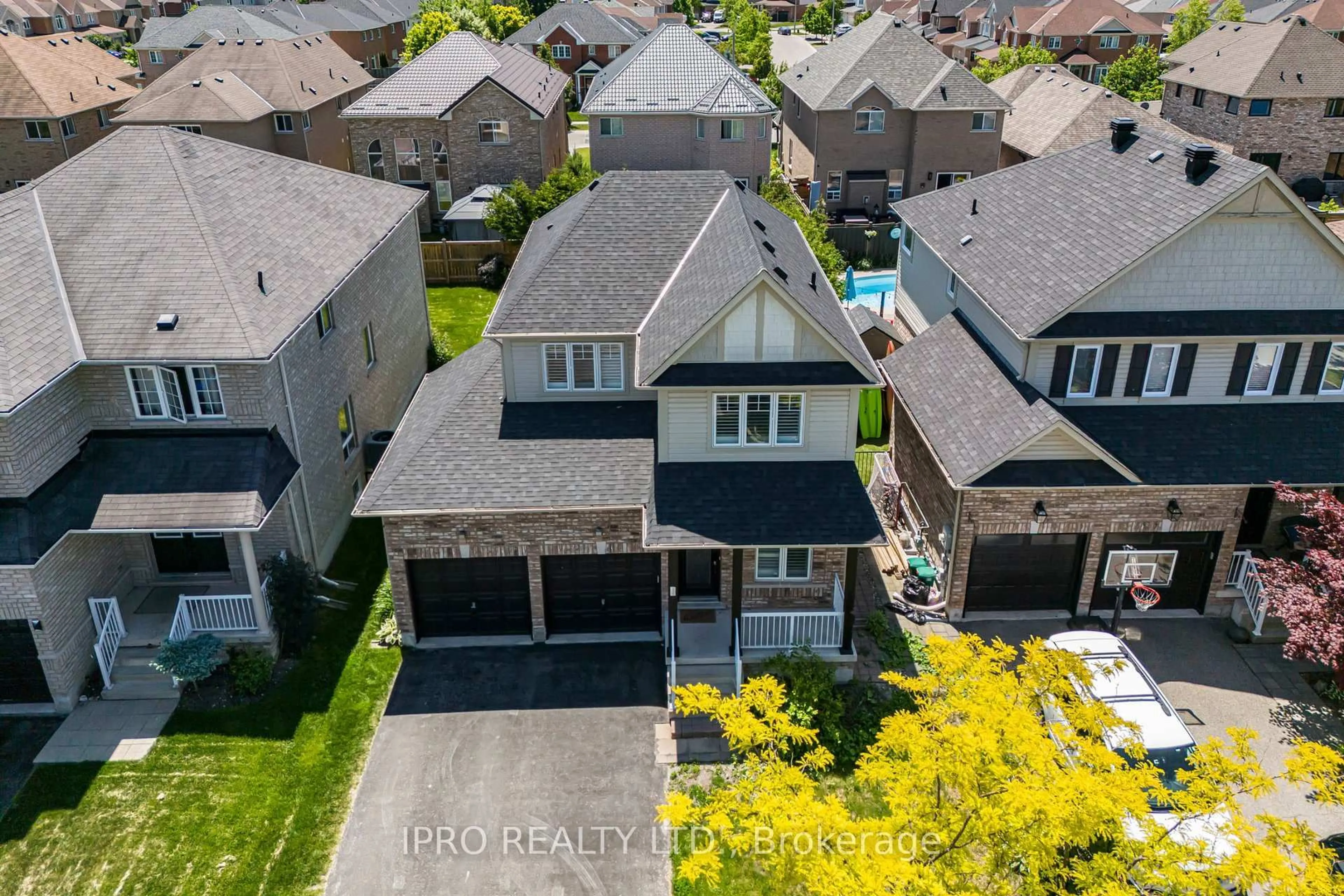 A pic from outside/outdoor area/front of a property/back of a property/a pic from drone, street for 15 Connaught Lane, Barrie Ontario L4M 0A3