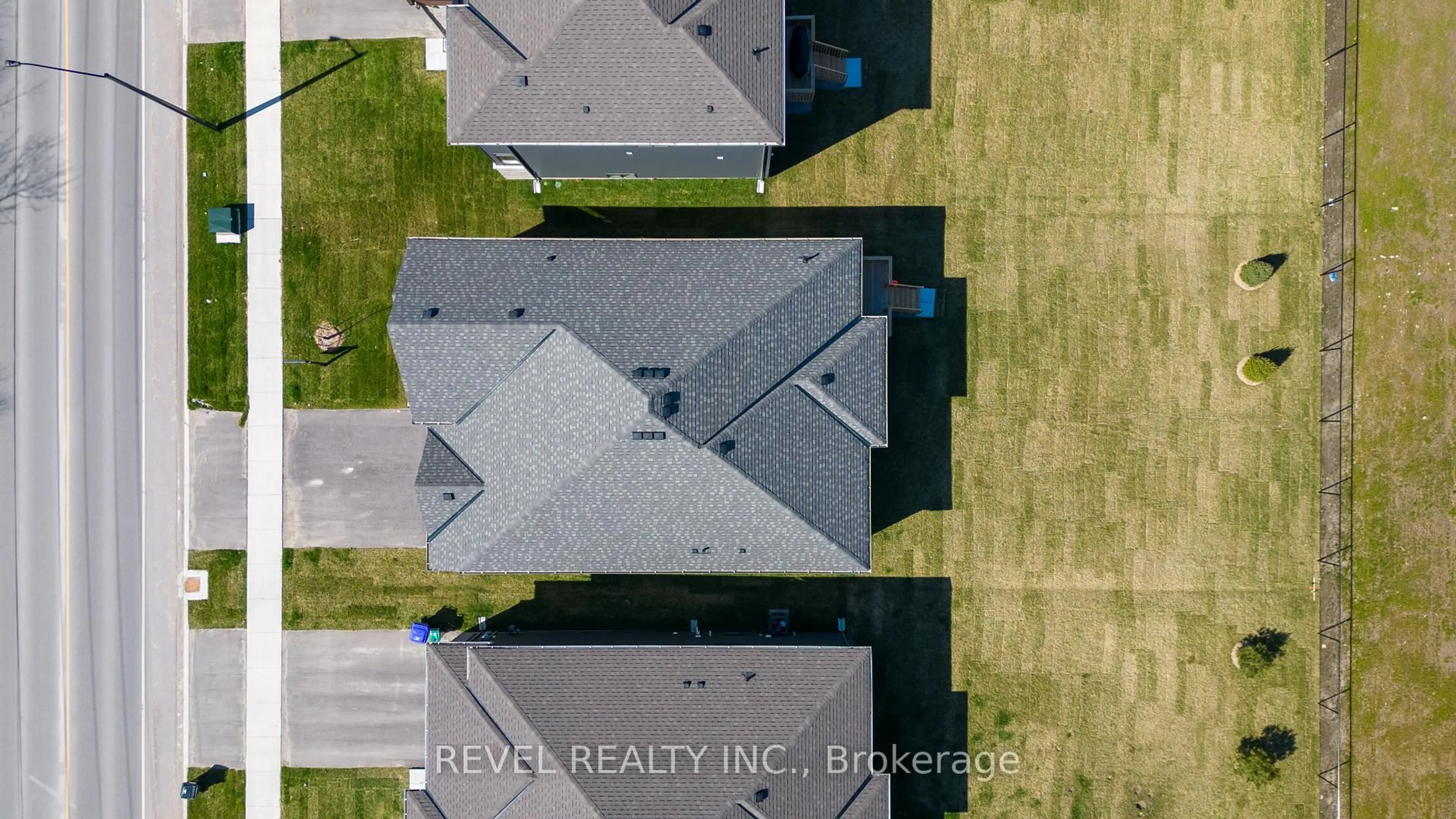 A pic from outside/outdoor area/front of a property/back of a property/a pic from drone, unknown for 220 Ramblewood Dr, Wasaga Beach Ontario L9Z 2B2