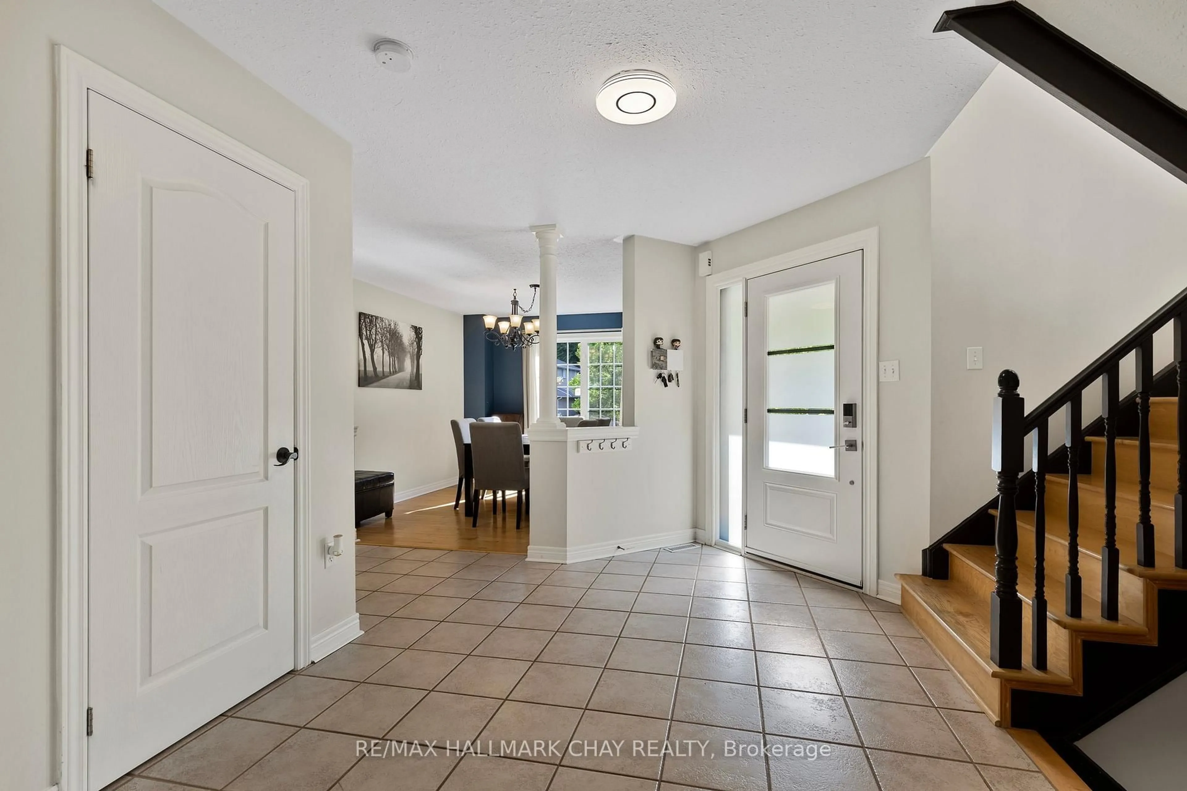 Indoor entryway for 28 Bloom Cres, Barrie Ontario L4N 0S8