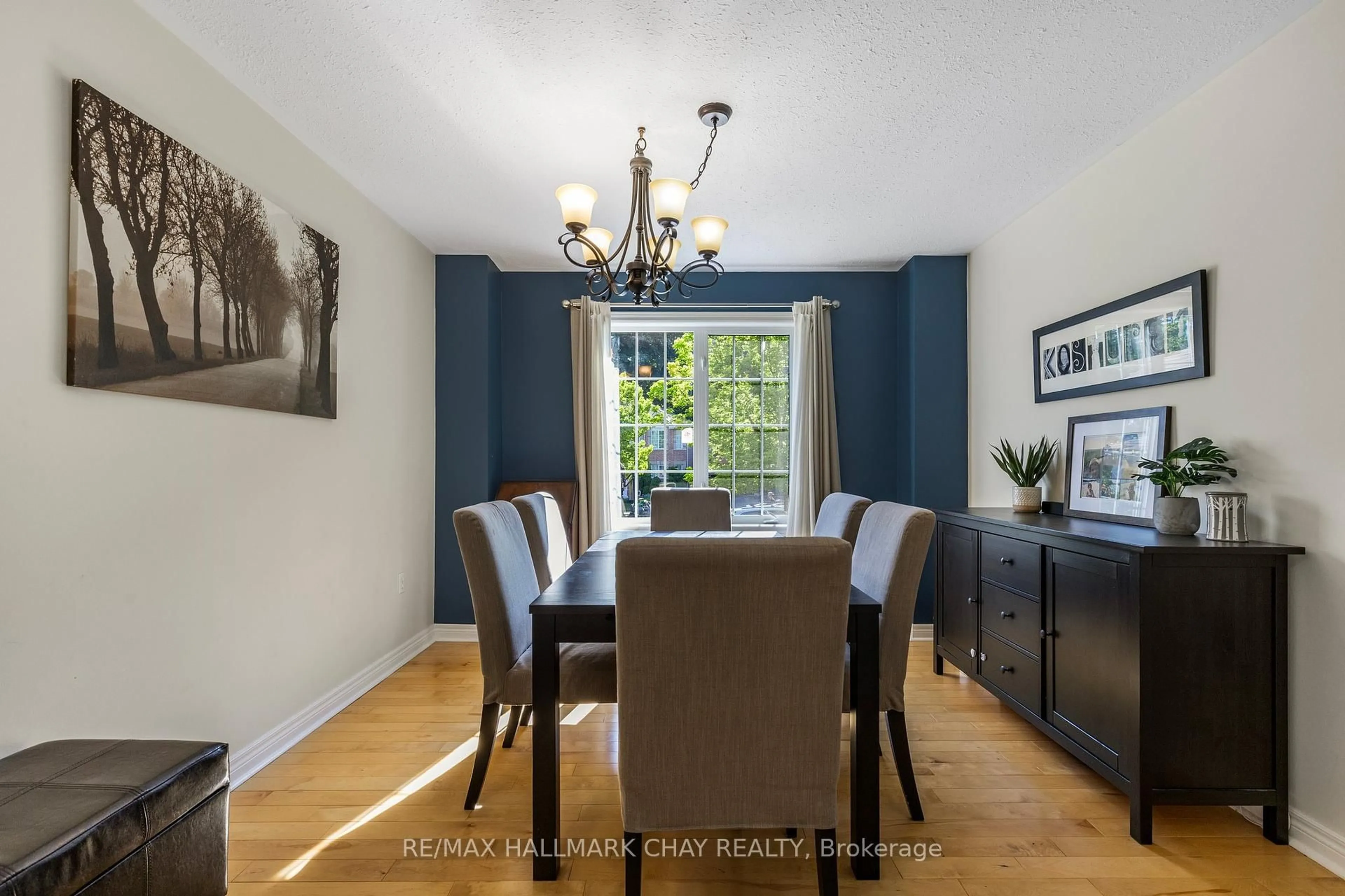 Dining room, wood/laminate floor for 28 Bloom Cres, Barrie Ontario L4N 0S8