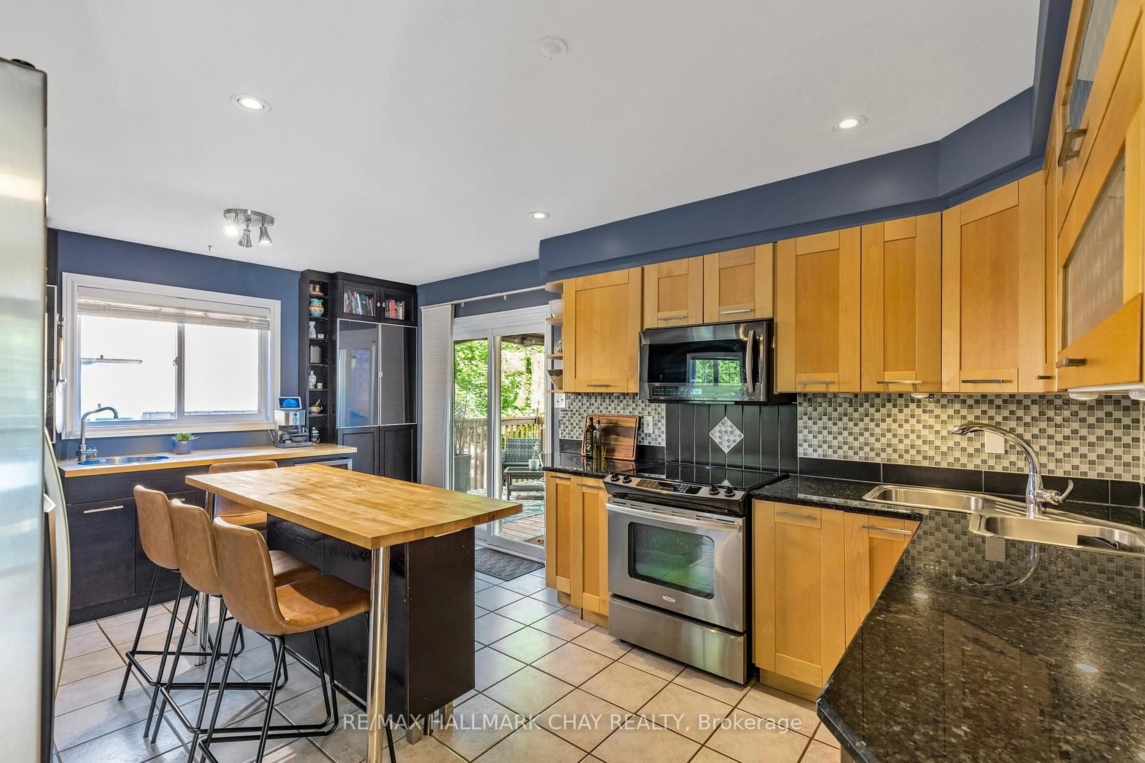 Open concept kitchen, ceramic/tile floor for 28 Bloom Cres, Barrie Ontario L4N 0S8