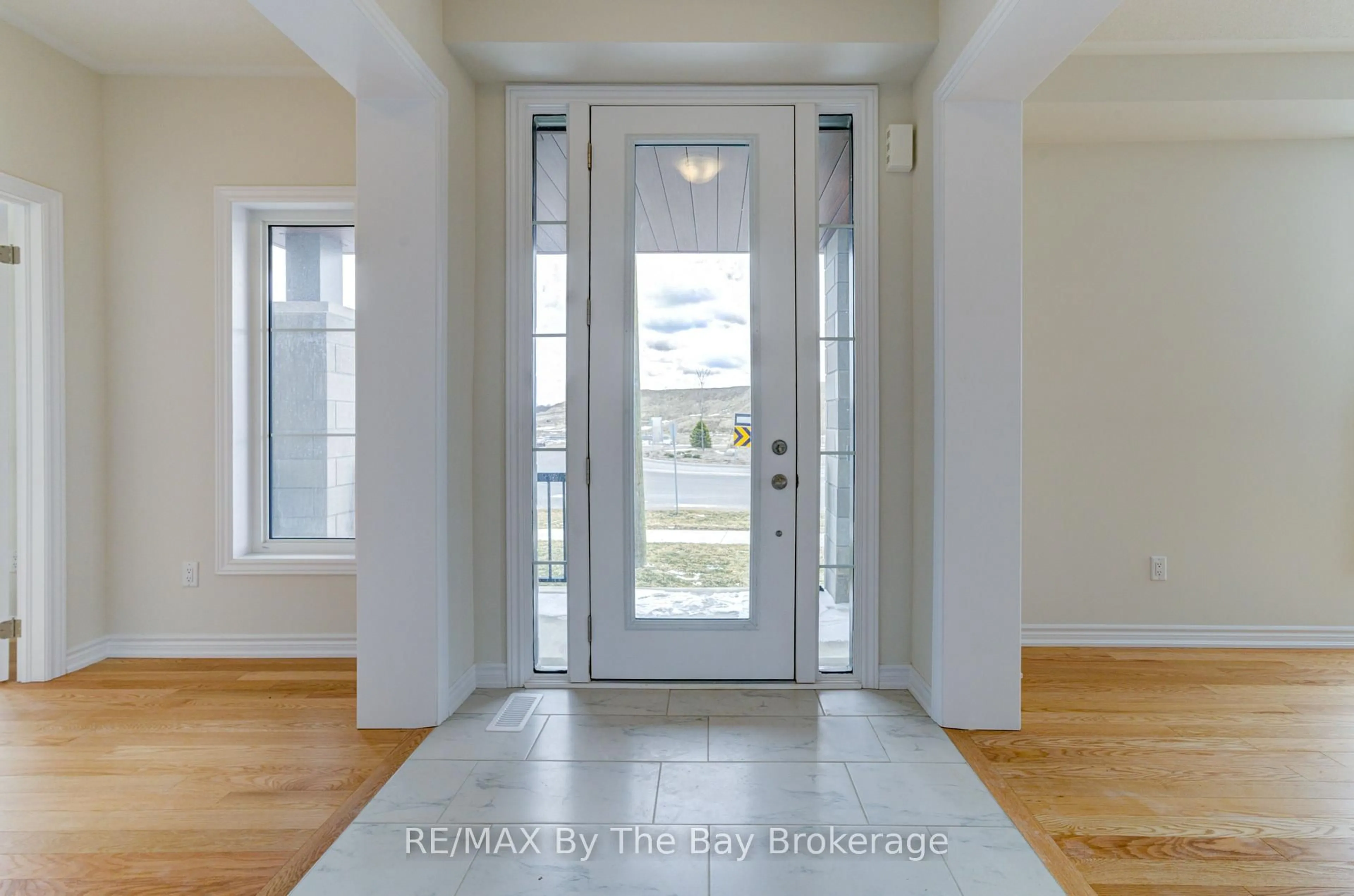 Indoor entryway for 105 Sun Valley Ave, Wasaga Beach Ontario L9Z 0N8