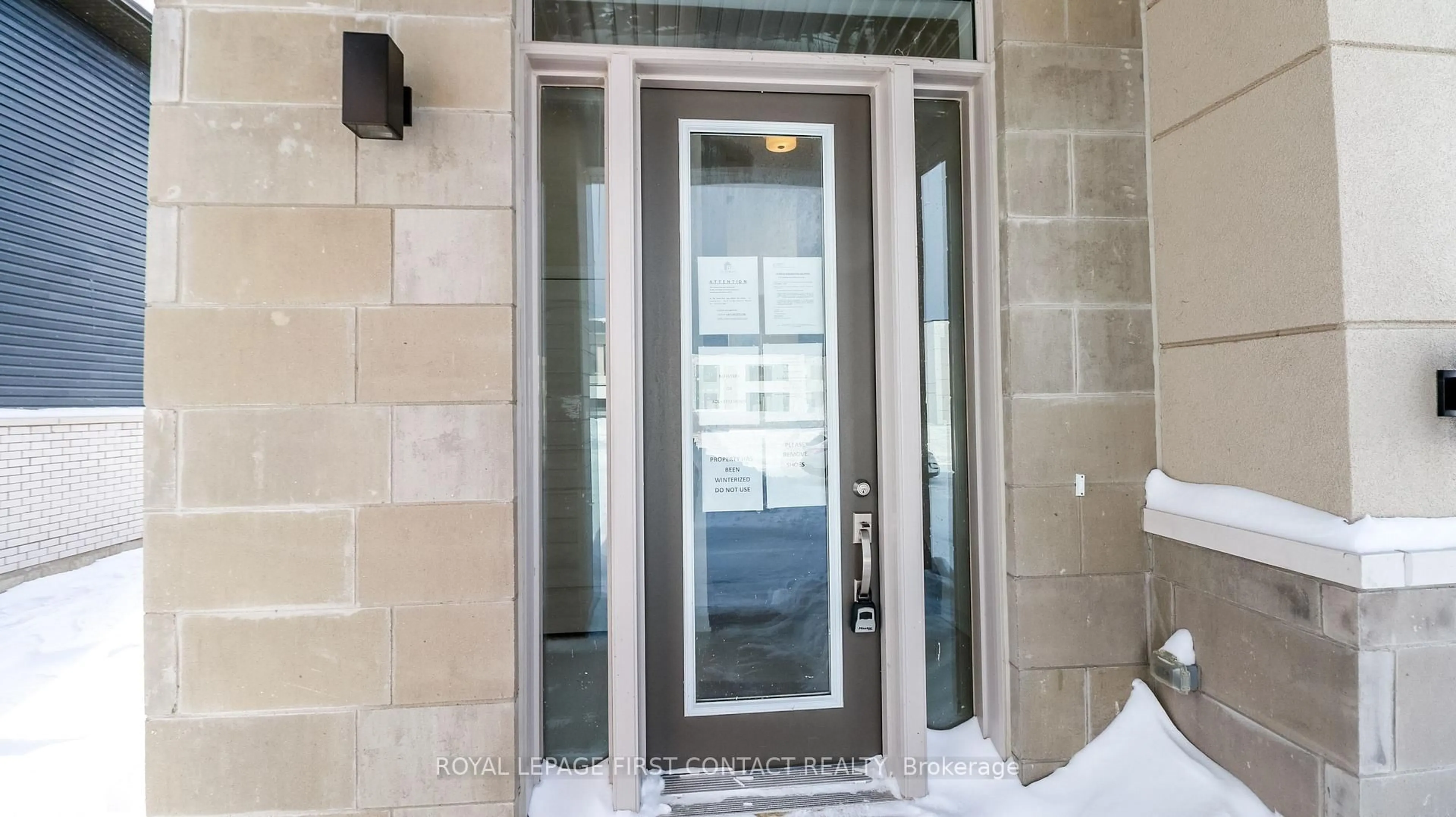 Indoor entryway for 3778 Sunbank Cres, Severn Ontario L3V 6H3