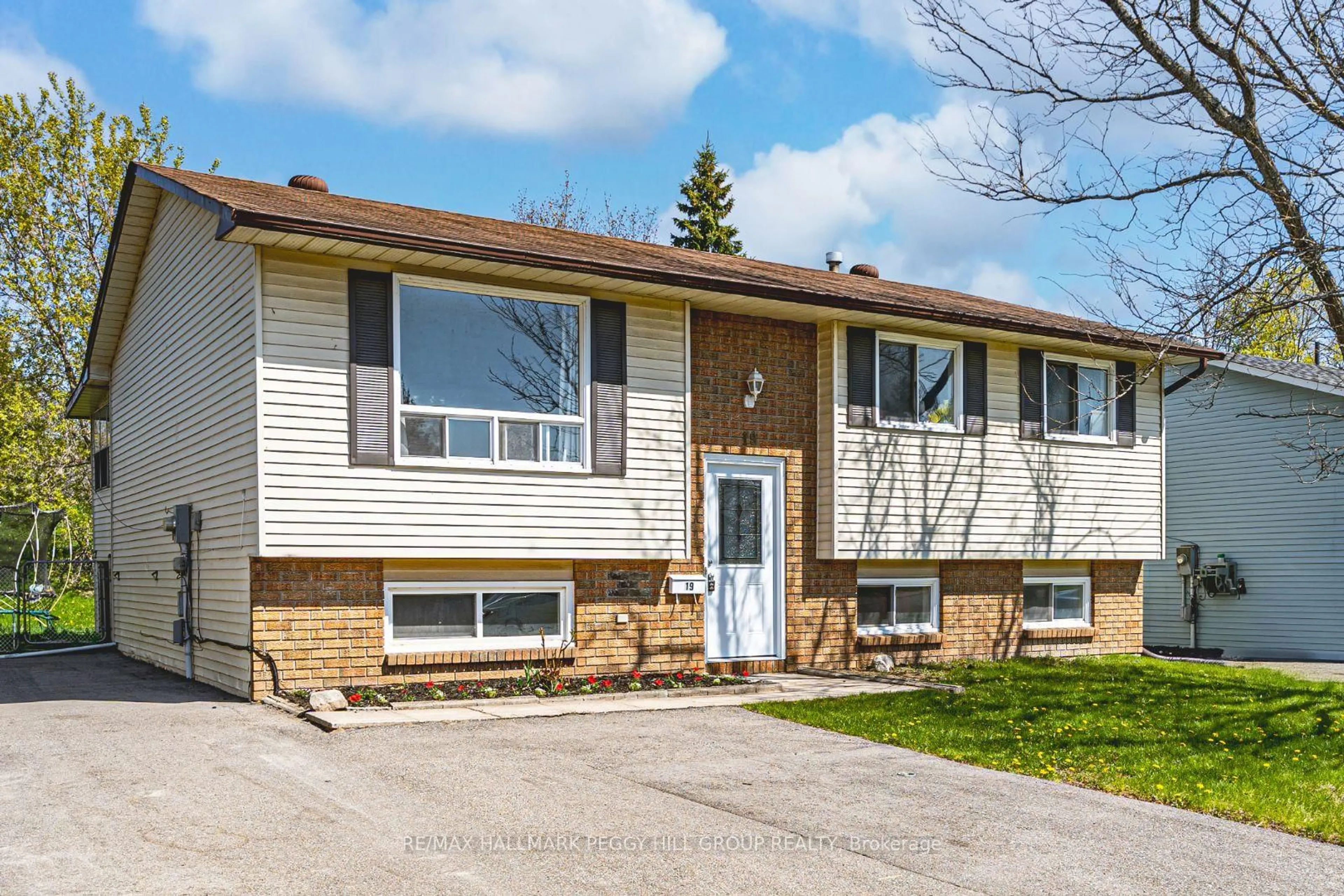 Home with vinyl exterior material, street for 19 Korlea Cres, Orillia Ontario L3V 7K3