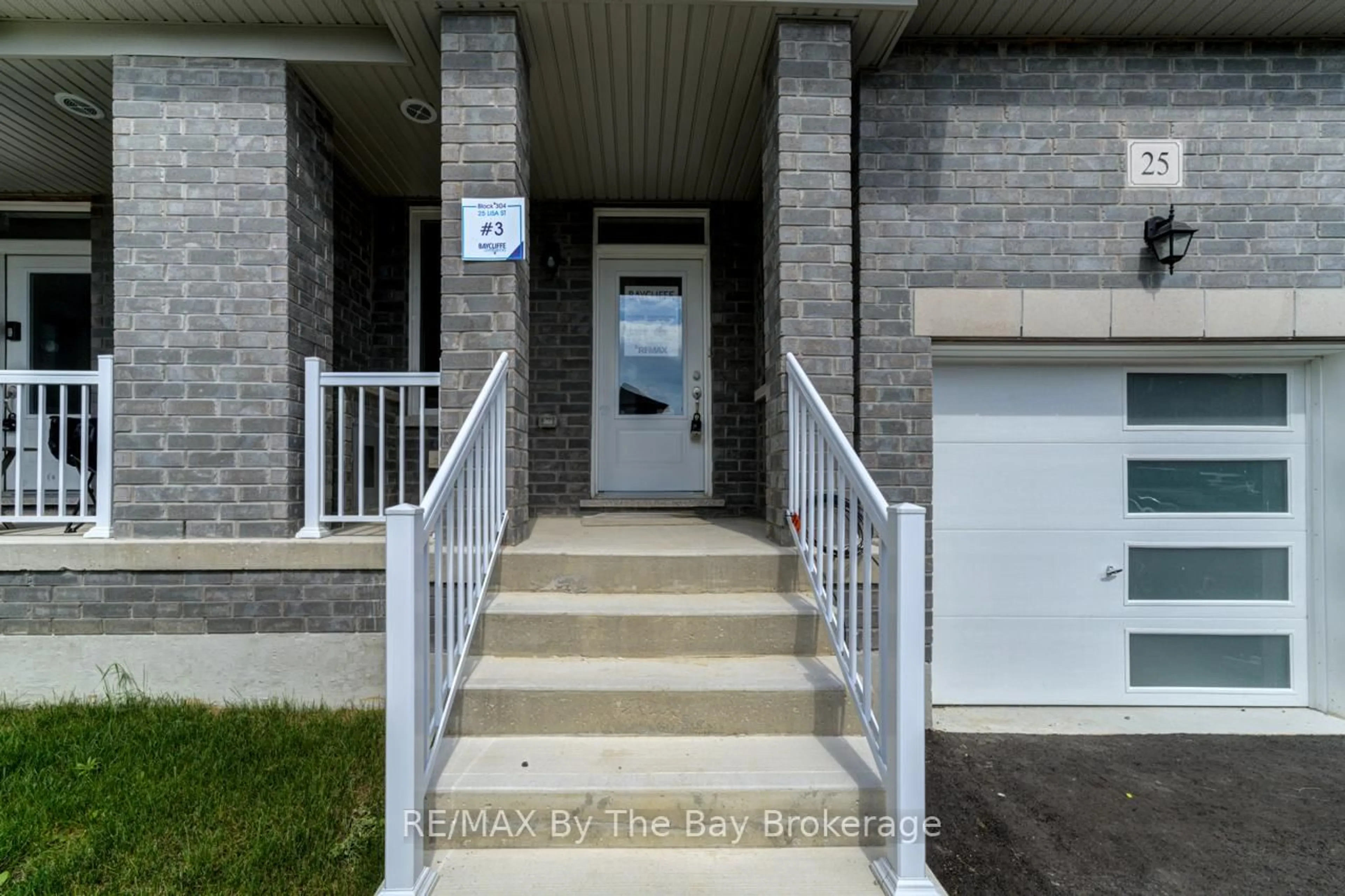 Indoor entryway for 25 Lisa St, Wasaga Beach Ontario L9Z 1J9