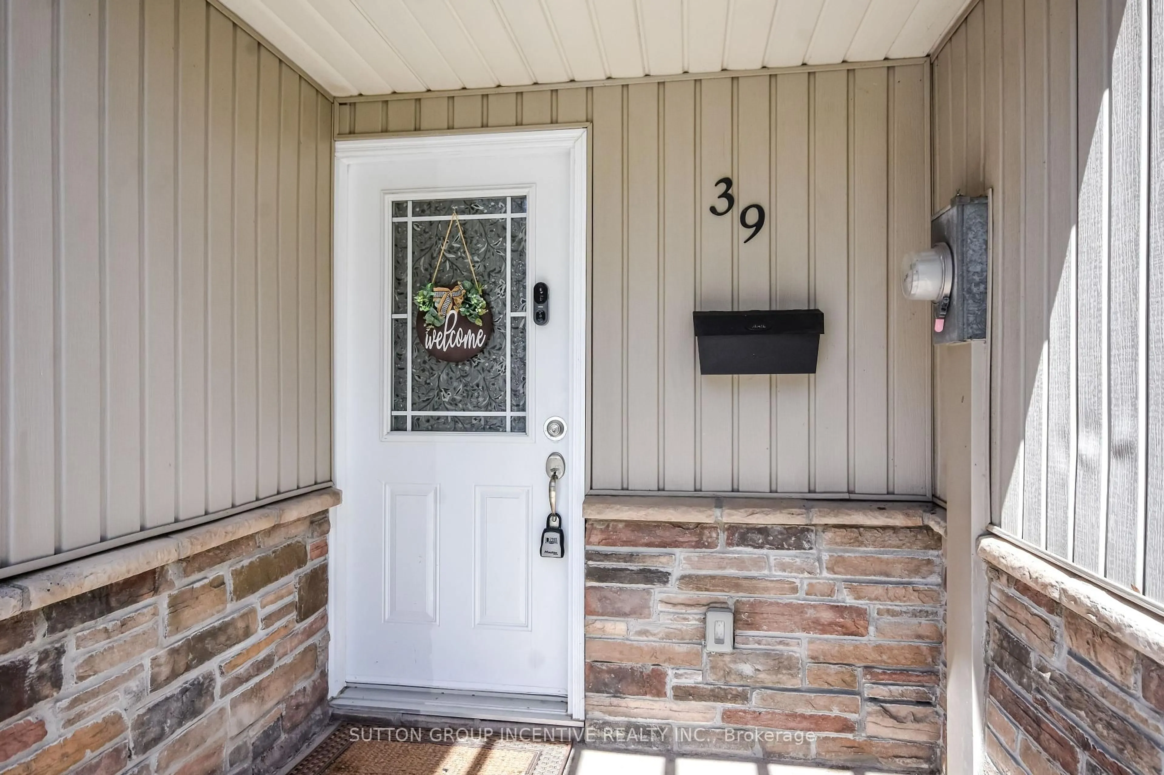 Indoor entryway for 12 Lankin Blvd #39, Orillia Ontario L3V 6T2