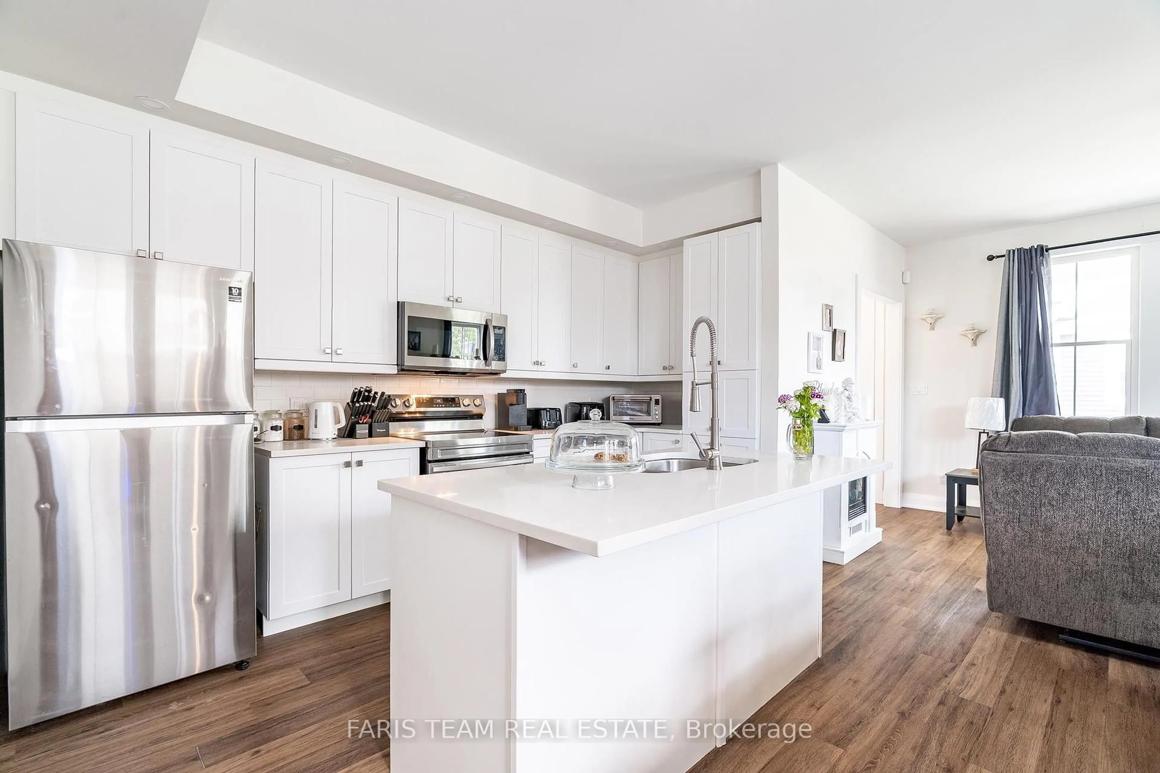 Open concept kitchen, unknown for 27 Julia Cres, Midland Ontario L4R 0A9