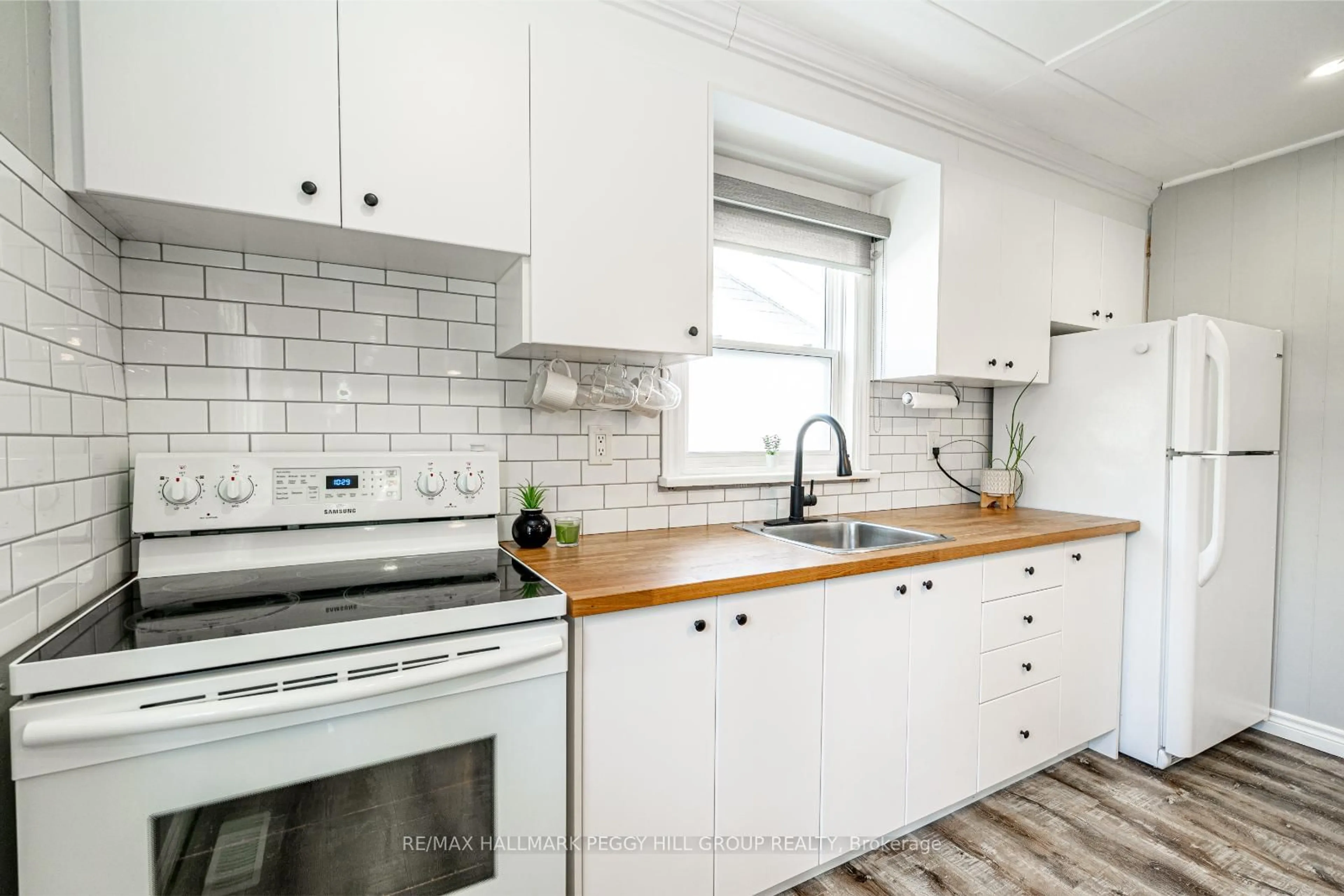 Standard kitchen, ceramic/tile floor for 1939 Tiny Beaches Rd, Tiny Ontario L0L 1P1