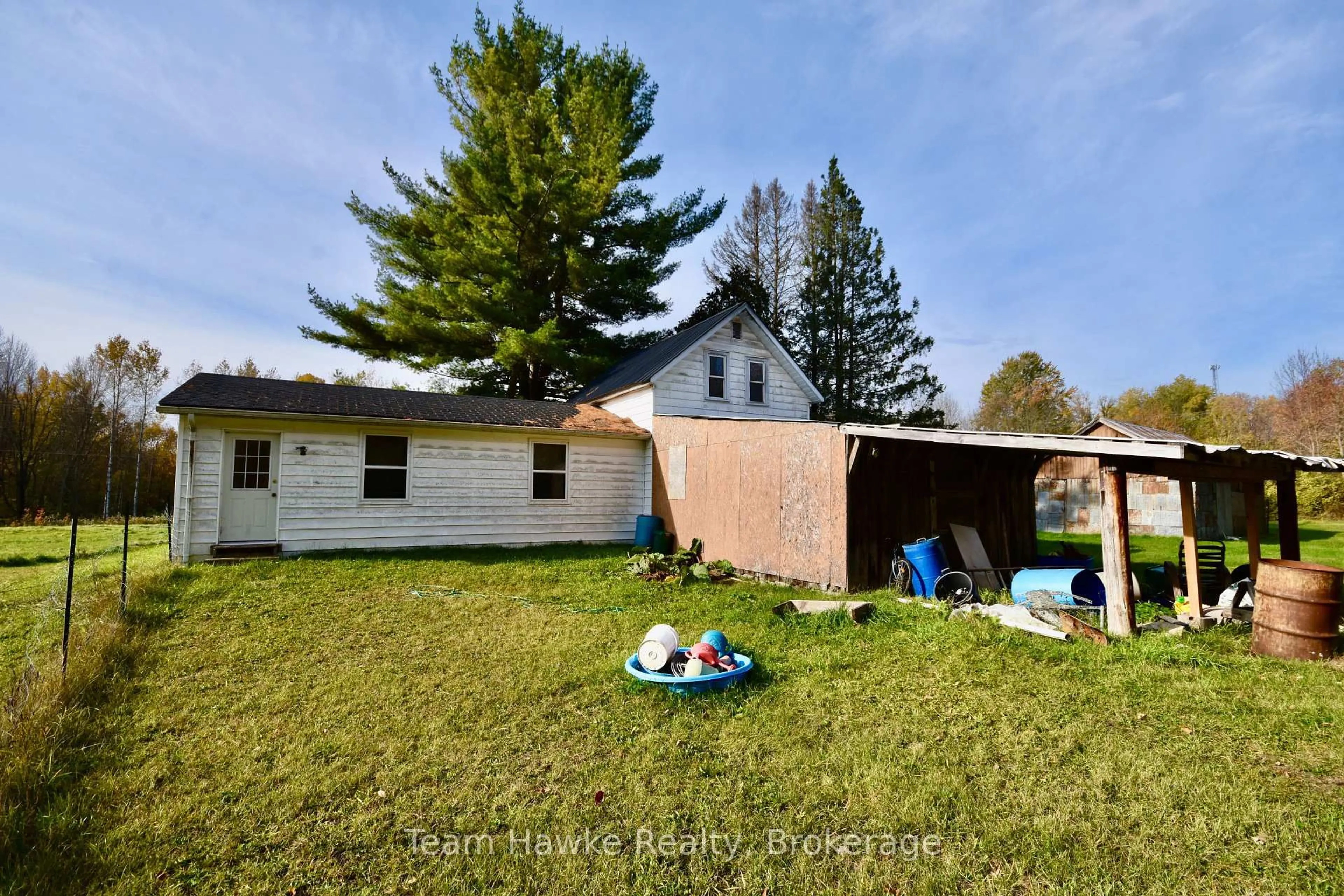 A pic from outside/outdoor area/front of a property/back of a property/a pic from drone, unknown for 2645 ST AMANT Rd, Severn Ontario L0K 1S0