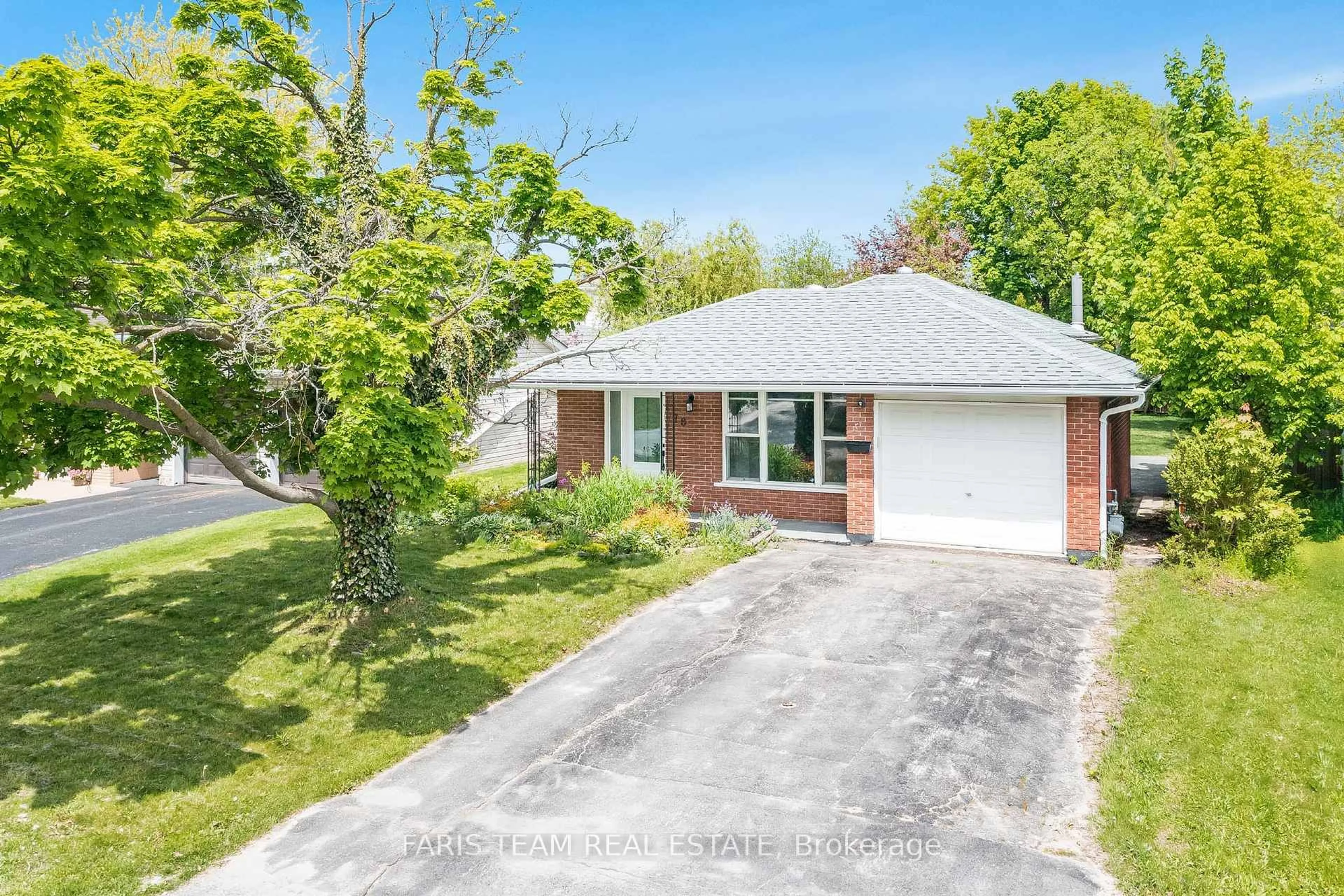 A pic from outside/outdoor area/front of a property/back of a property/a pic from drone, street for 78 Gibbard Cres, Collingwood Ontario L9Y 2C2